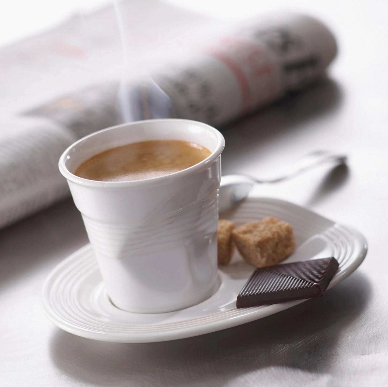 Stilvoller Knitterbecher für Espresso, 8cl, in reinem Weiß. Perfekt für anspruchsvolle Genießer, die Ästhetik und Funktionalität schätzen.
