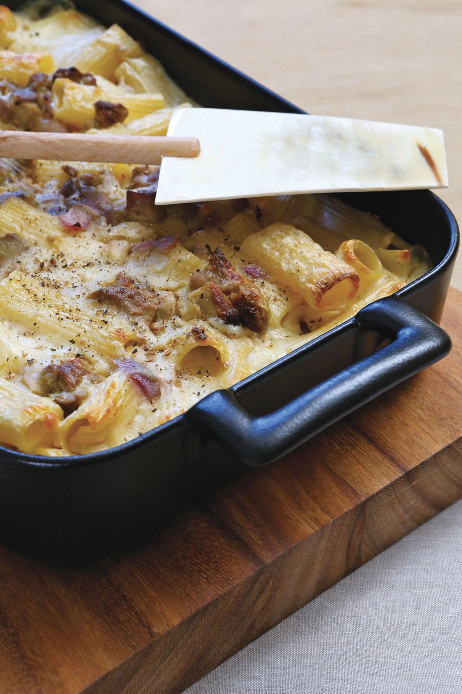 Elegante rechteckige Auflaufform (19 cm) in ansprechender Gusseisen-Optik, perfekt für köstliche Aufläufe und Gratins.