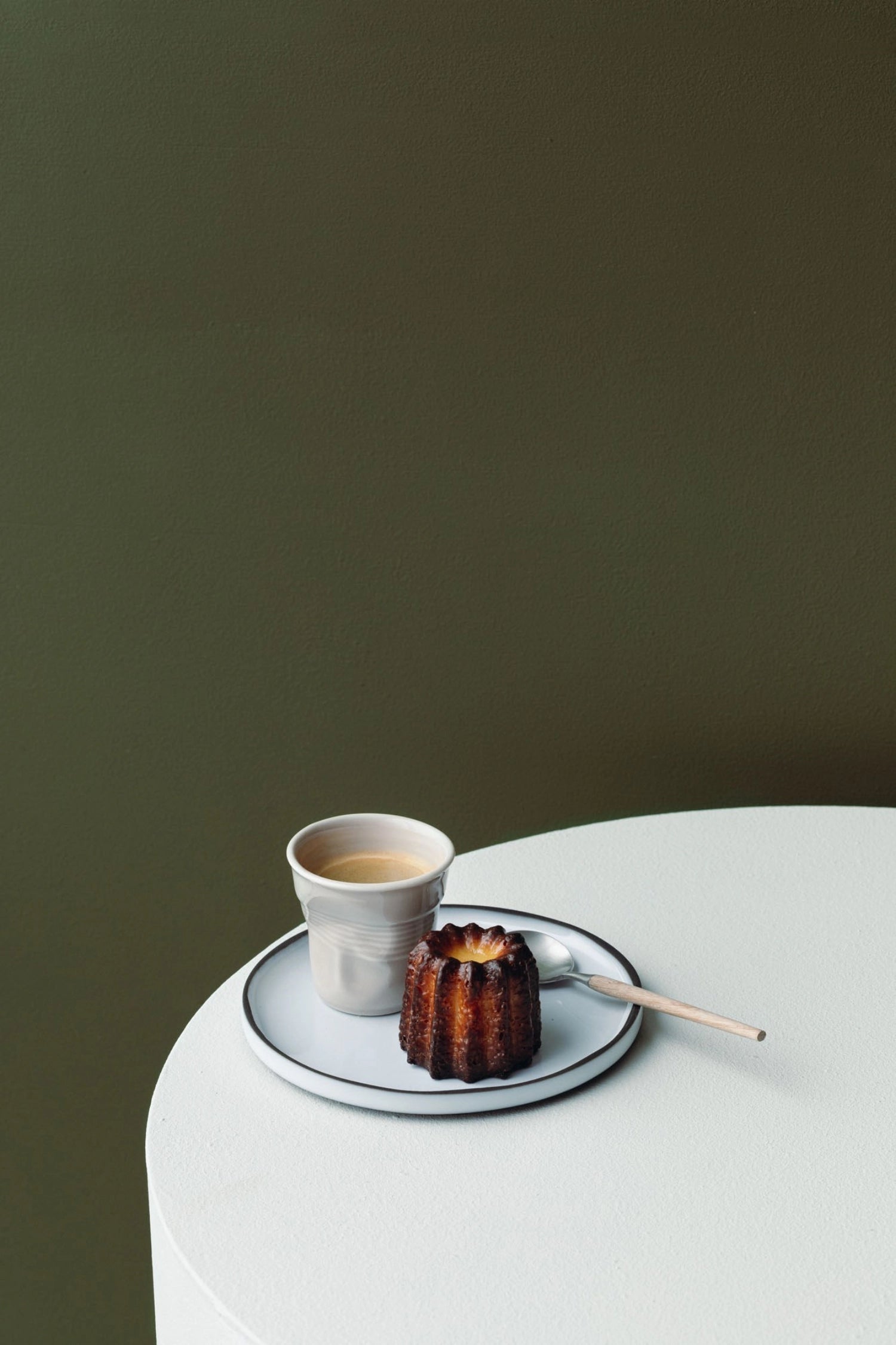 Stilvoller Knitterbecher für Cappuccino von Revol, 18 cl, mit einzigartiger Oberflächenstruktur und modernem Look für genussvolle Kaffeemomente.