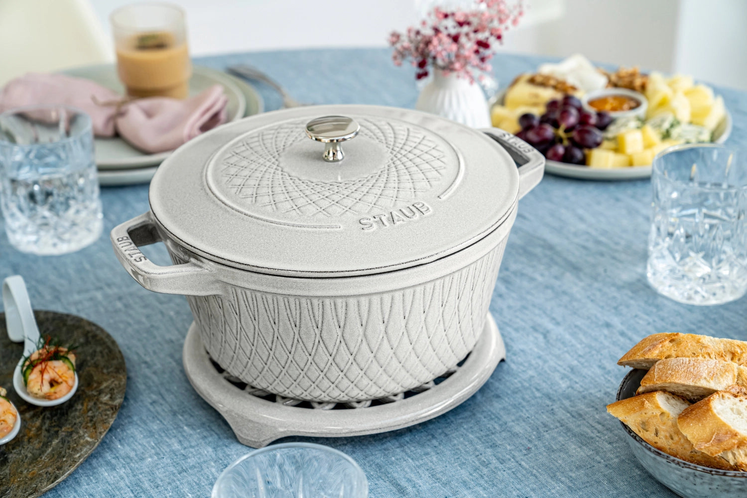 Elegante runde Cocotte von Staub mit 3,8 l Volumen, perfekt für schmackhafte Gerichte und stilvolles Servieren. Hochwertige Qualität.
