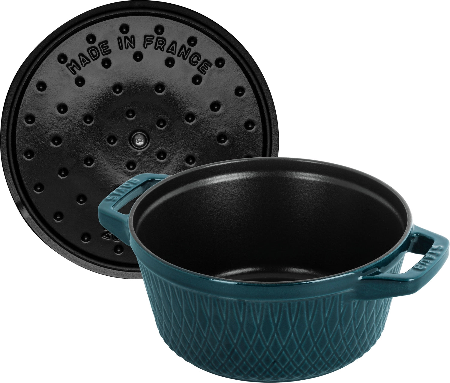 Runde 3,8 l Cocotte von Staub mit gedrehtem Design, ideal für kreative Kochideen und ansprechende Tischpräsentationen.