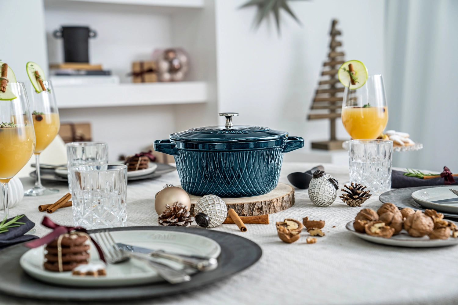Elegante runde Cocotte von Staub mit 3,8 l Volumen, perfekt für vielseitige Gerichte und stilvolle Serviermöglichkeiten.