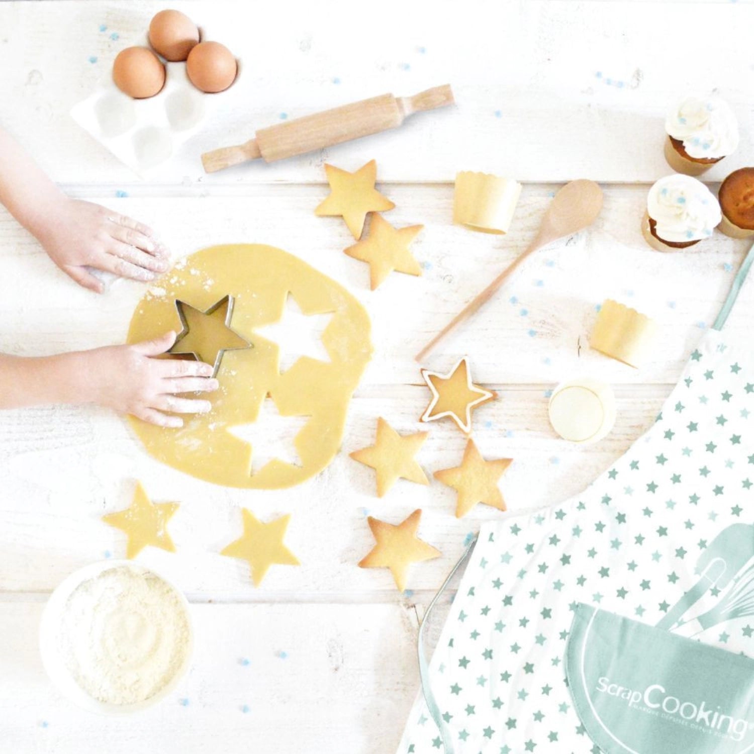Buntes Kinder-Back-Köfferchen "Little Chef" von Scrap Cooking, ideal für kleine Bäcker und kreative Backabenteuer.