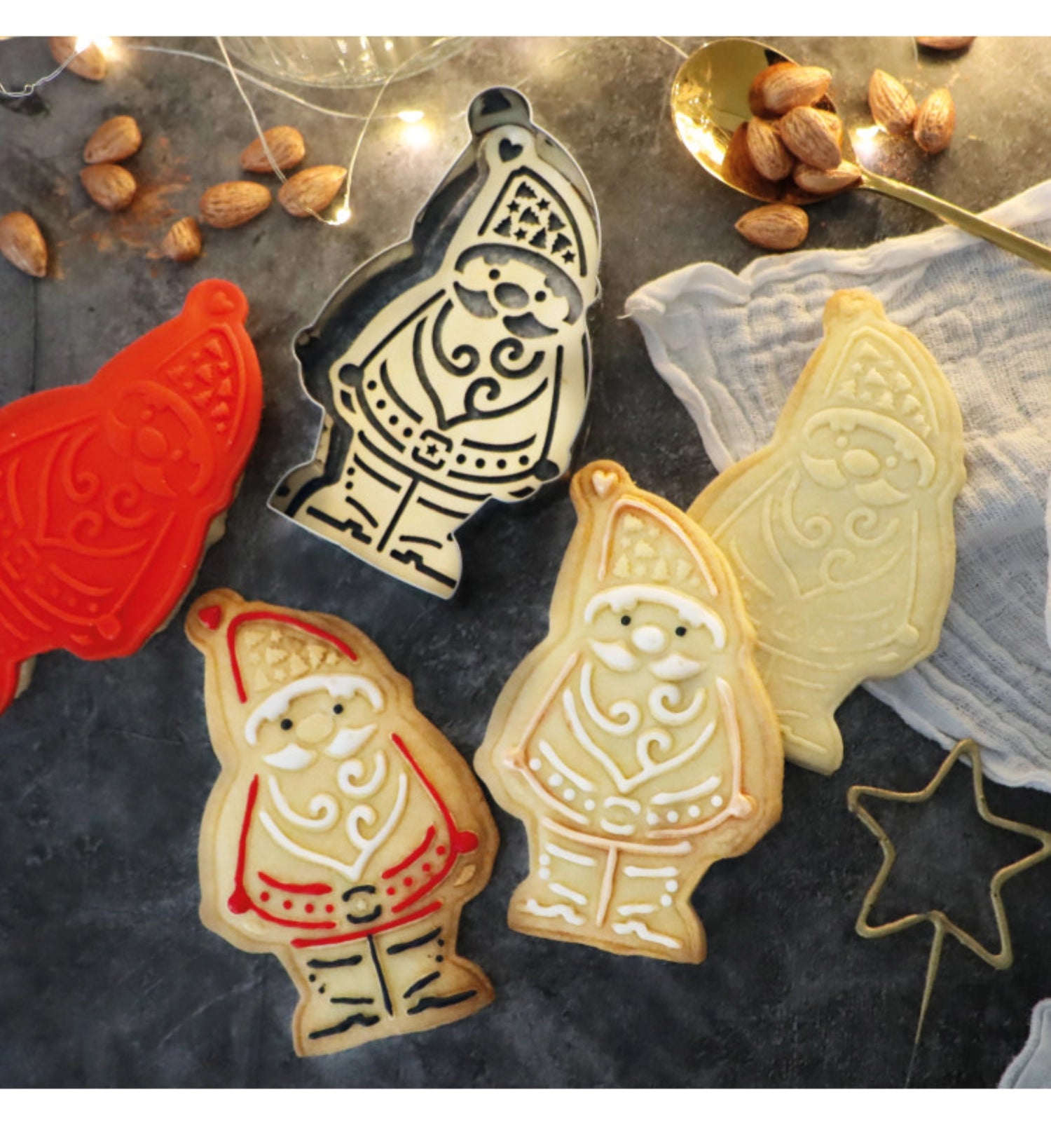 Verspielte Ausstechform und Holzpräger in Form eines Weihnachtsmanns von Scrap Cooking, perfekt für weihnachtliche Backprojekte und Plätzchen.