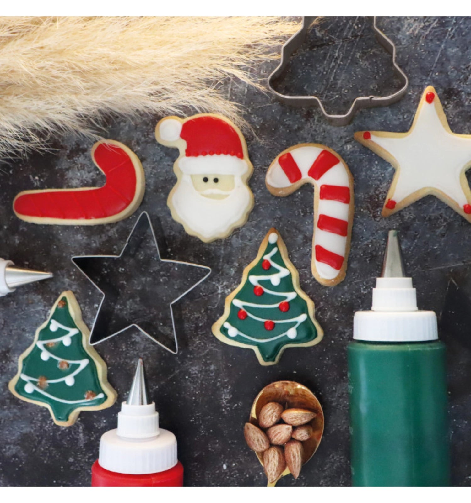 Set mit 4 weihnachtlichen Ausstechern aus Edelstahl von Scrap Cooking, ideal für das Backen von Plätzchen und festlichen Leckereien.
