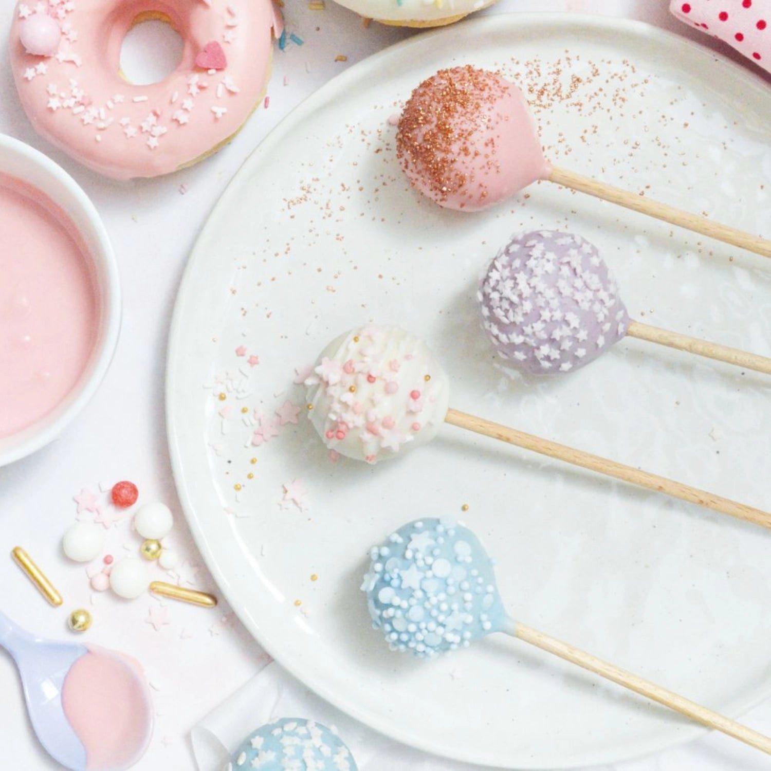 Blaue Schokoladenglasur für Drip Cakes, 130g, perfekt zum Dekorieren und Verfeinern von Backwaren und Desserts.