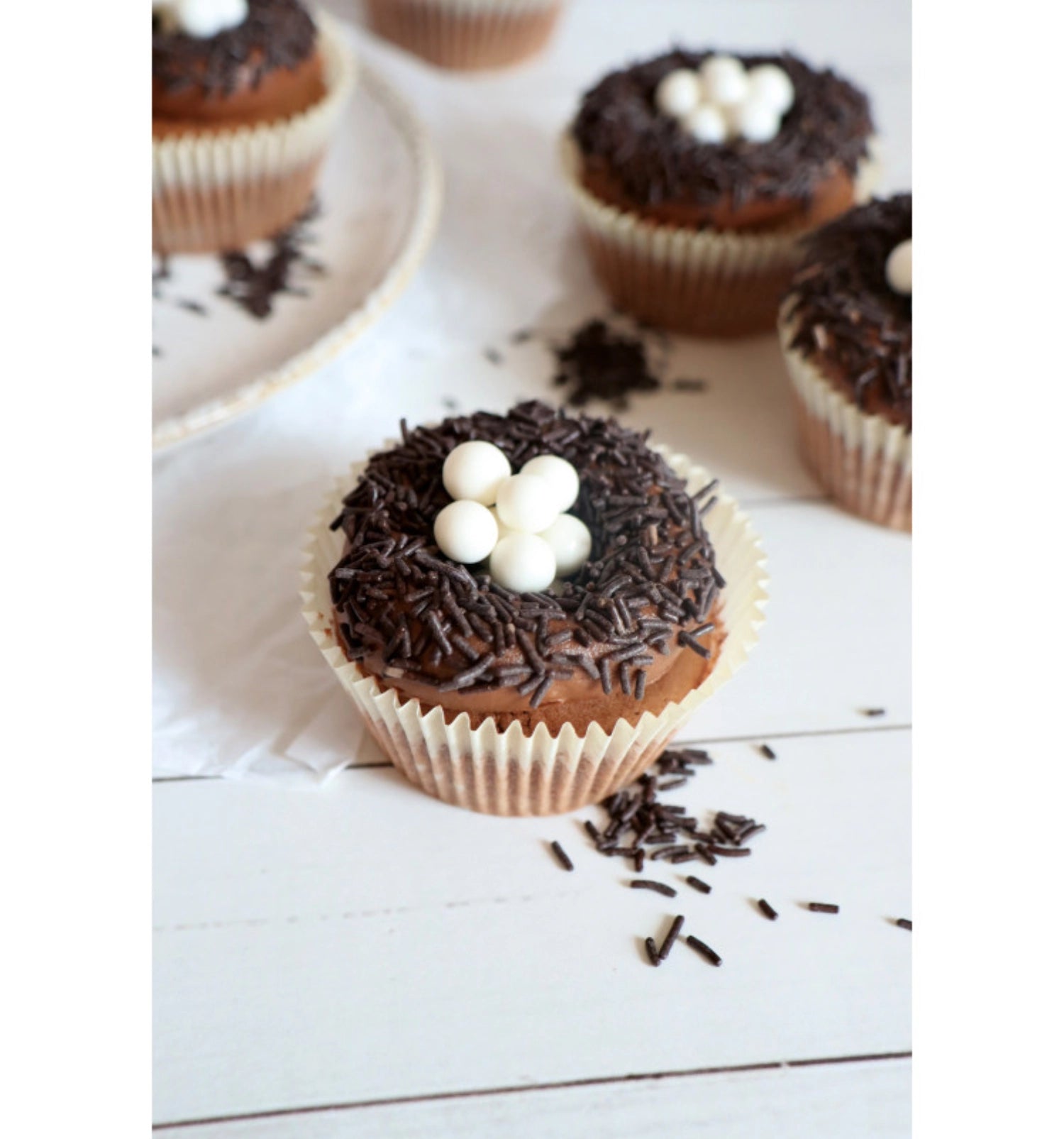 Papier-Backförmchen in Weiß, ca. 36 Stück, ideal für das Backen von Muffins und Cupcakes, perfekt für jede Backanlass und einfach zu verwenden.