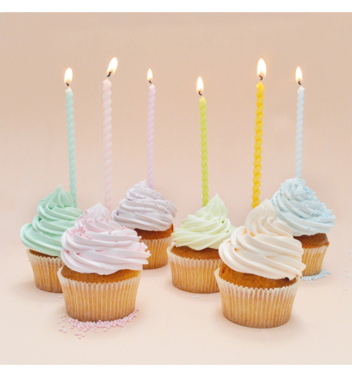 Weiße Papier-Backförmchen, ca. 36 Stück, ideal für Muffins und Cupcakes, sorgen für eine ansprechende Präsentation und sind leicht zu handhaben.