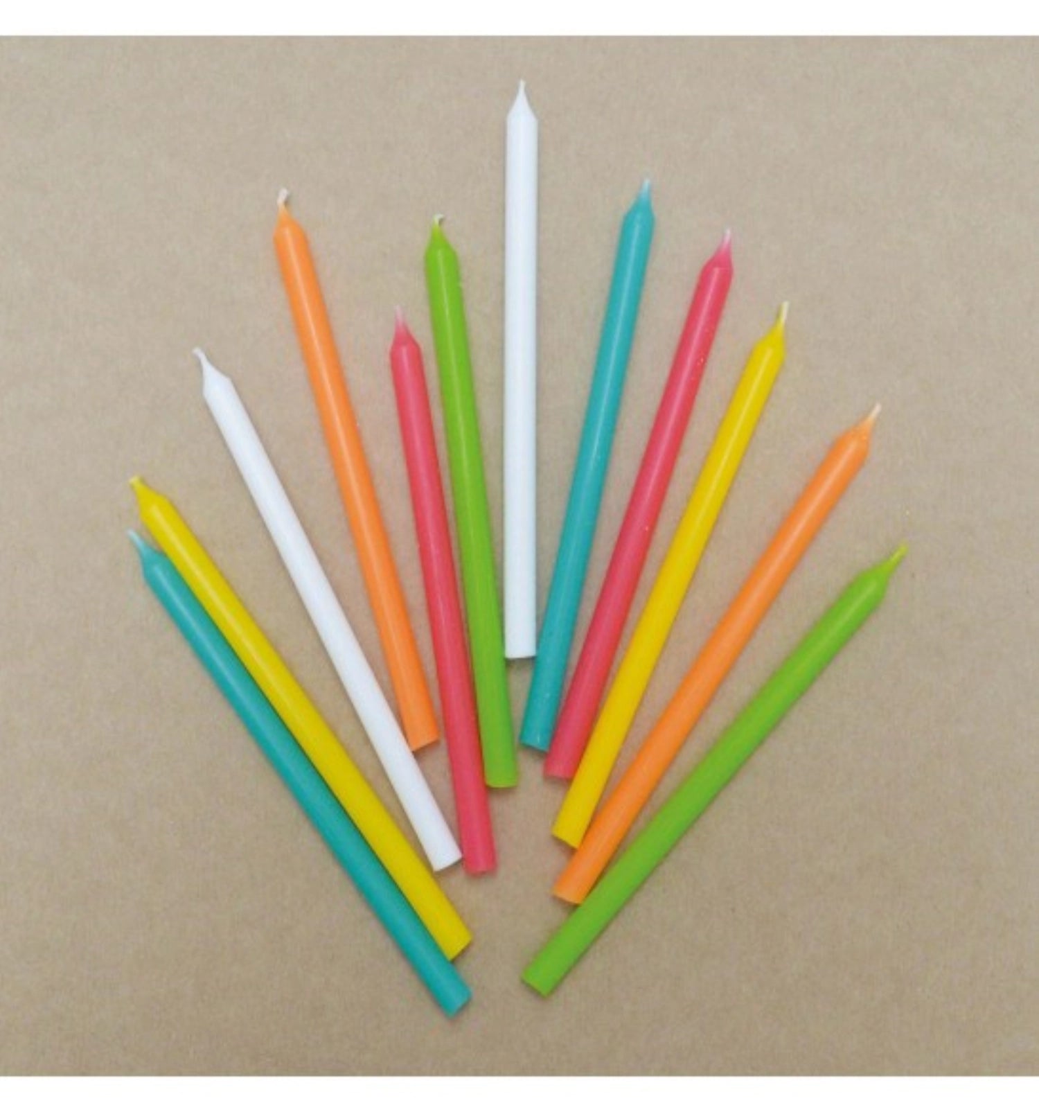Buntes 12er Set langer Kerzen (12 cm) von Scrap Cooking, perfekt für kreative Tischdekorationen und festliche Anlässe.