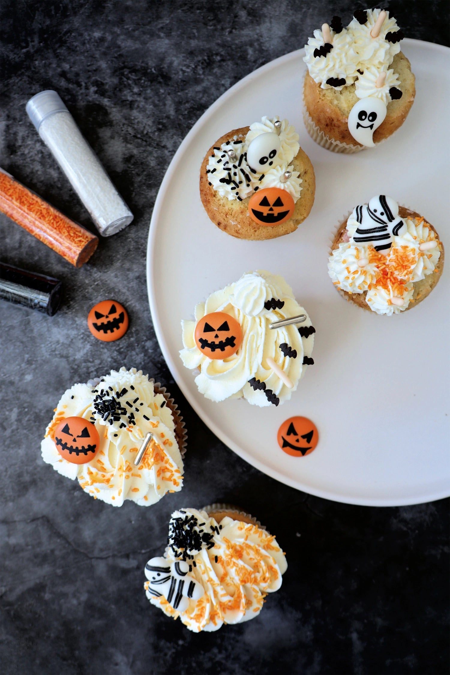 Bunte Halloween-Zuckerstreusel, 50g, perfekt zum Verzieren von Süßigkeiten und Backwaren für gruselige Anlässe.