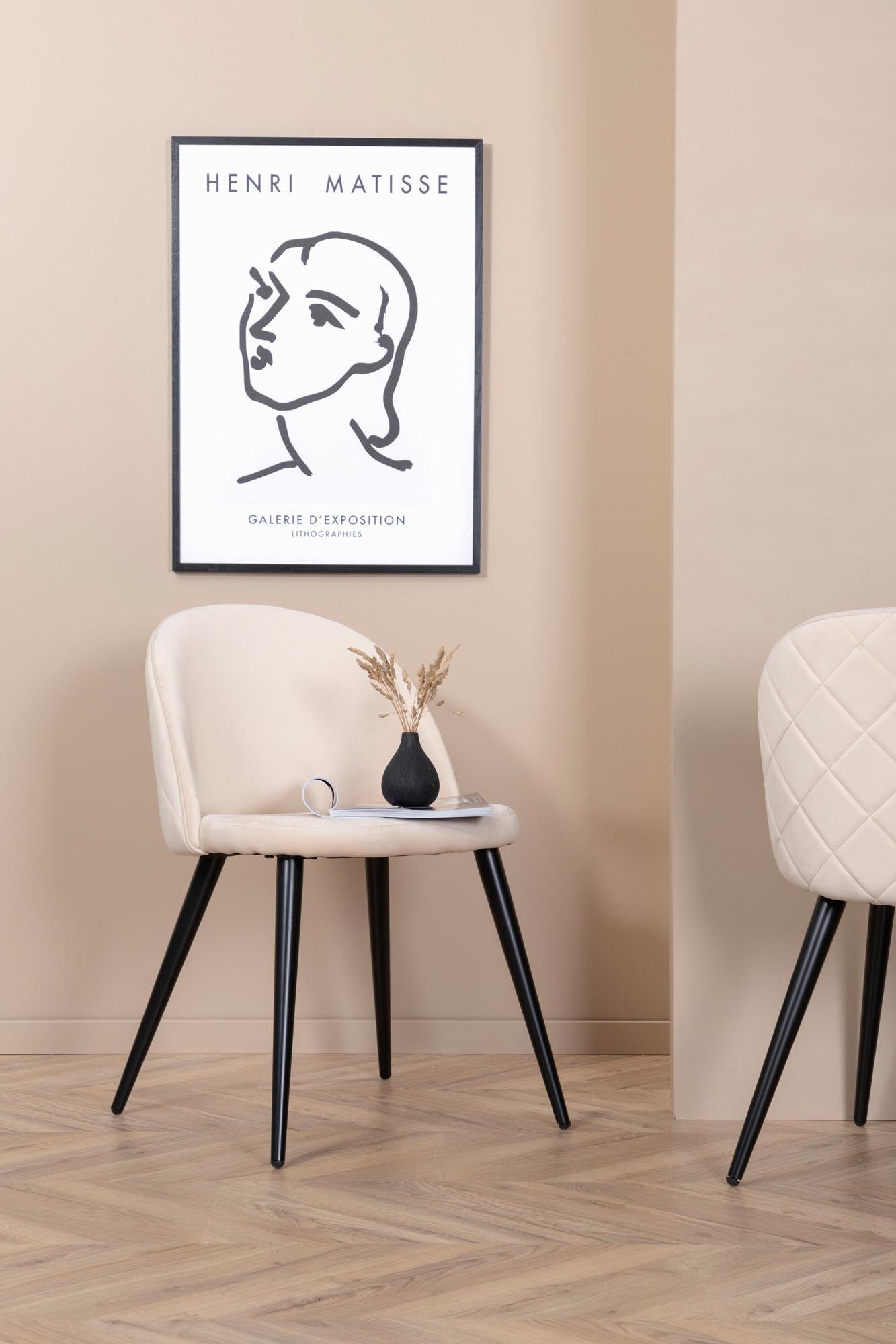 Eleganter Velvet Stitches Stuhl von Venture Home, der mit seinem weichen Stoff und modernen Design jeden Raum aufwertet.
