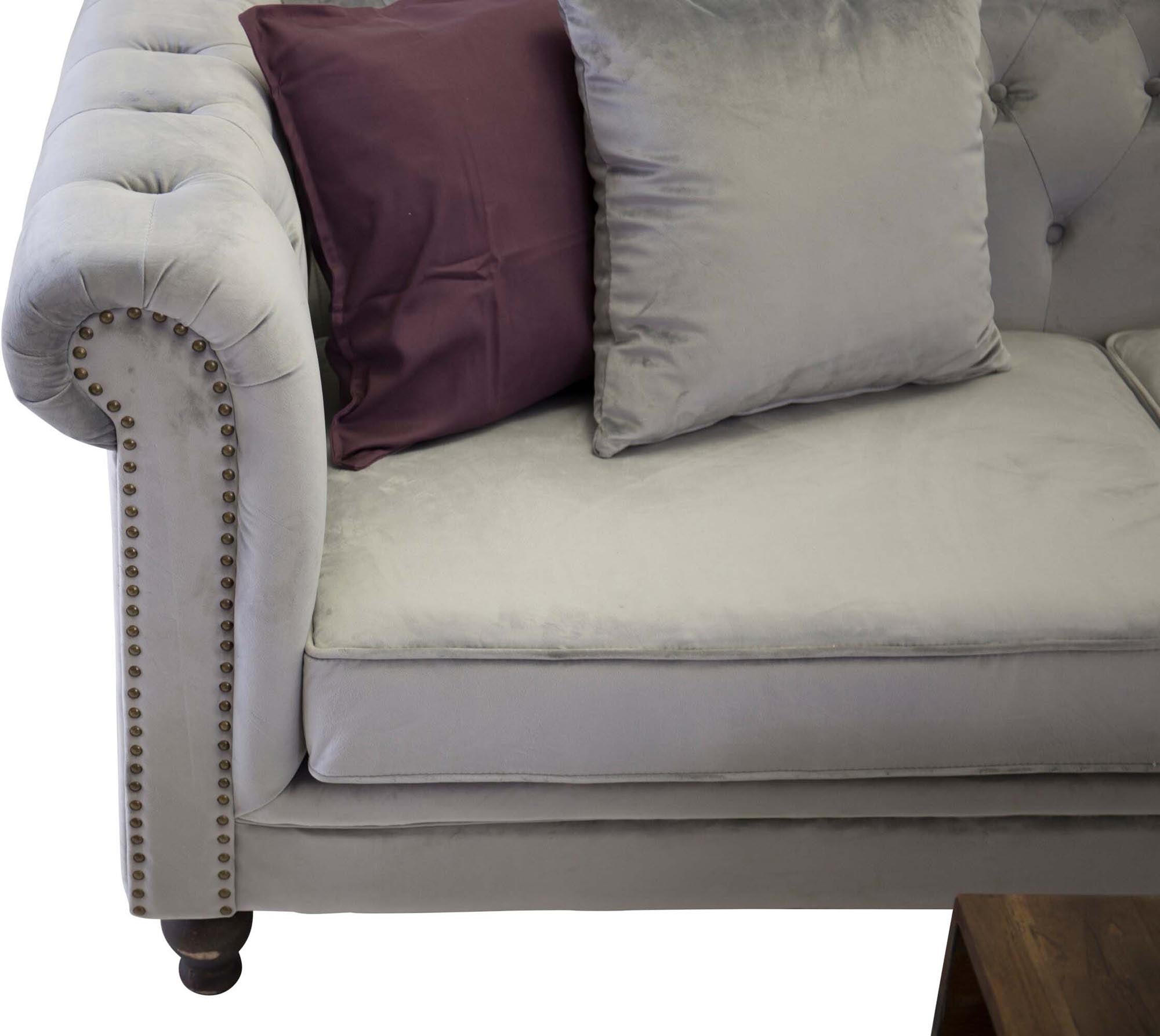 Luxuriöses 3-Sitzer Sofa aus samtigem Material, ideal für moderne Wohnräume und gemütliche Abende. Von Venture Home.