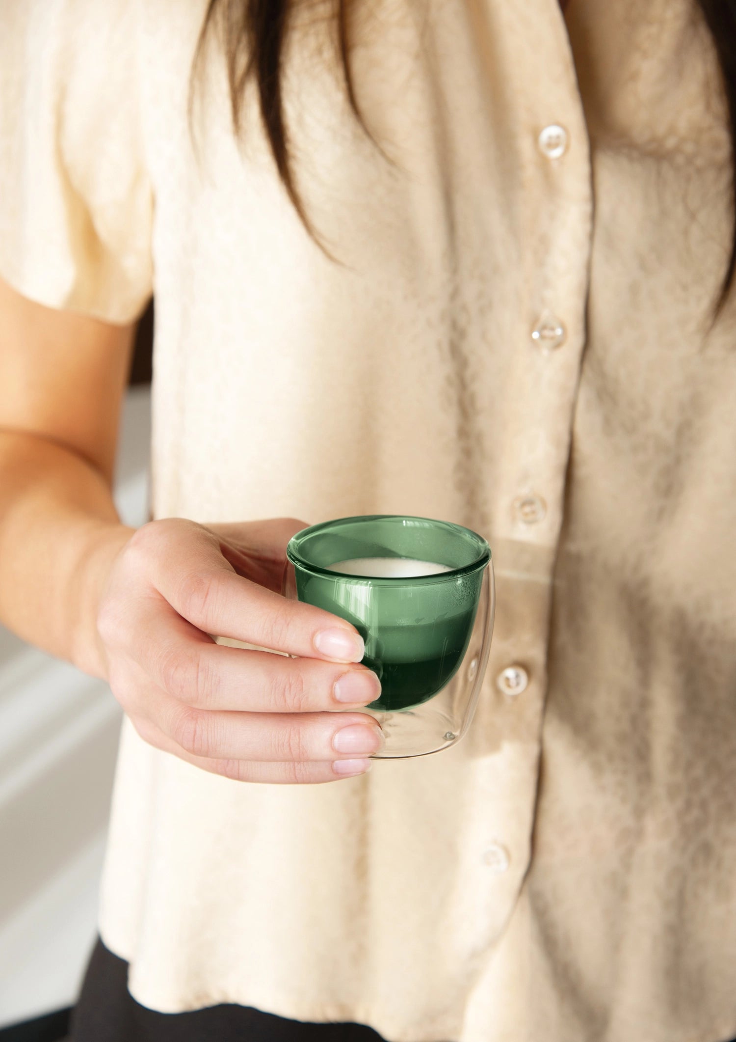 Stilvolles 2er Set doppelwandiger Espressogläser in lebhaftem Grün, 80ml, ideal für genussvolle Espresso-Momente und gesellige Zusammenkünfte.