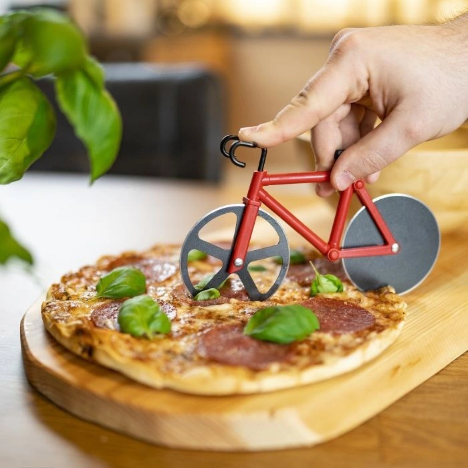 Pizzaschneider Fuentez von Westmark, 18.5x11.5cm, ergonomisches Design, ideal für müheloses Schneiden von Pizza und Teig.