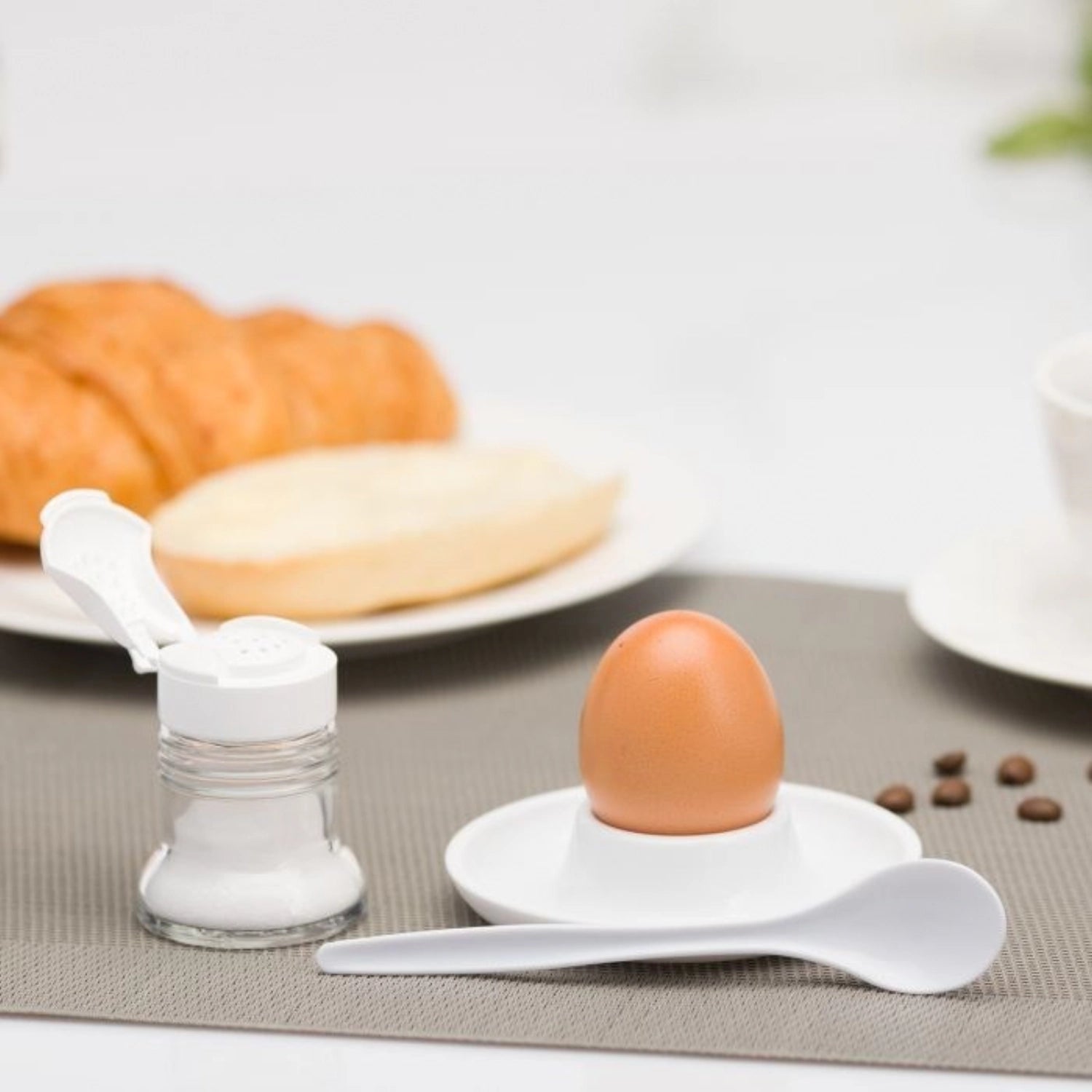 Sechs stilvolle Eierlöffel (14,5 cm) von Westmark, perfekt für ein elegantes Frühstück. Praktisch verpackt auf einer dekorativen Karte.