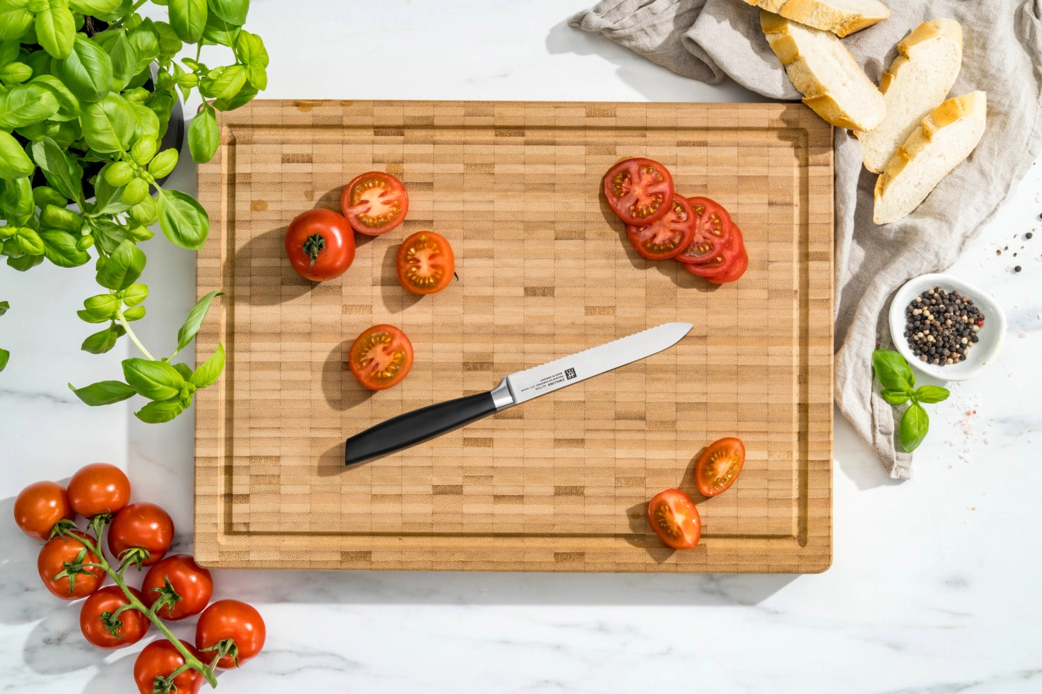 Elegantes All Star Universalmesser 130 von Zwilling in chrome-silber, ideal für präzise Schneidarbeiten und vielseitige Einsatzmöglichkeiten in der Küche.