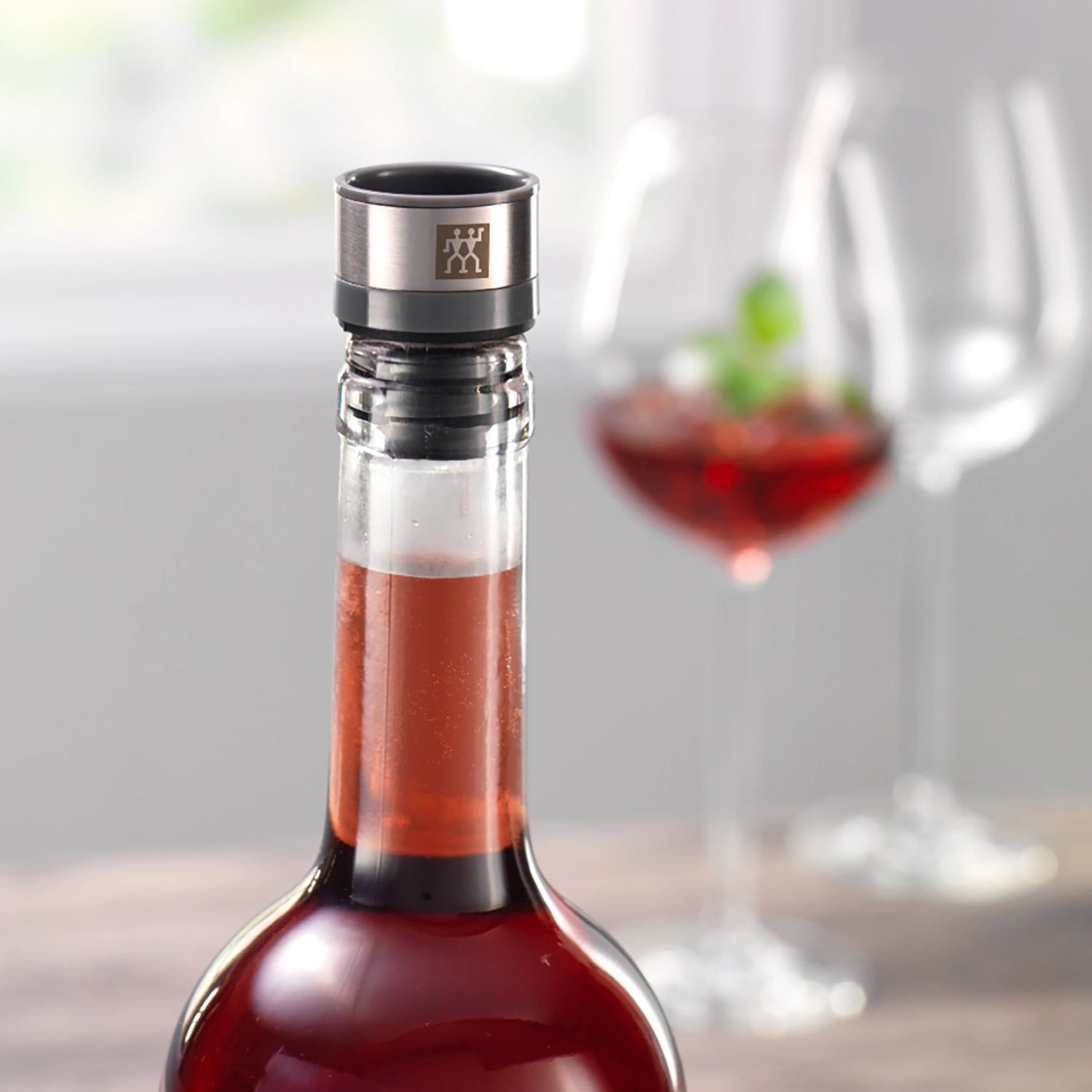 Vakuum Weinverschluss in Grau von Zwilling Kitchen, 3x3x4 cm, ideal zum Frischhalten von Wein, elegantes und praktisches Weinzubehör.
