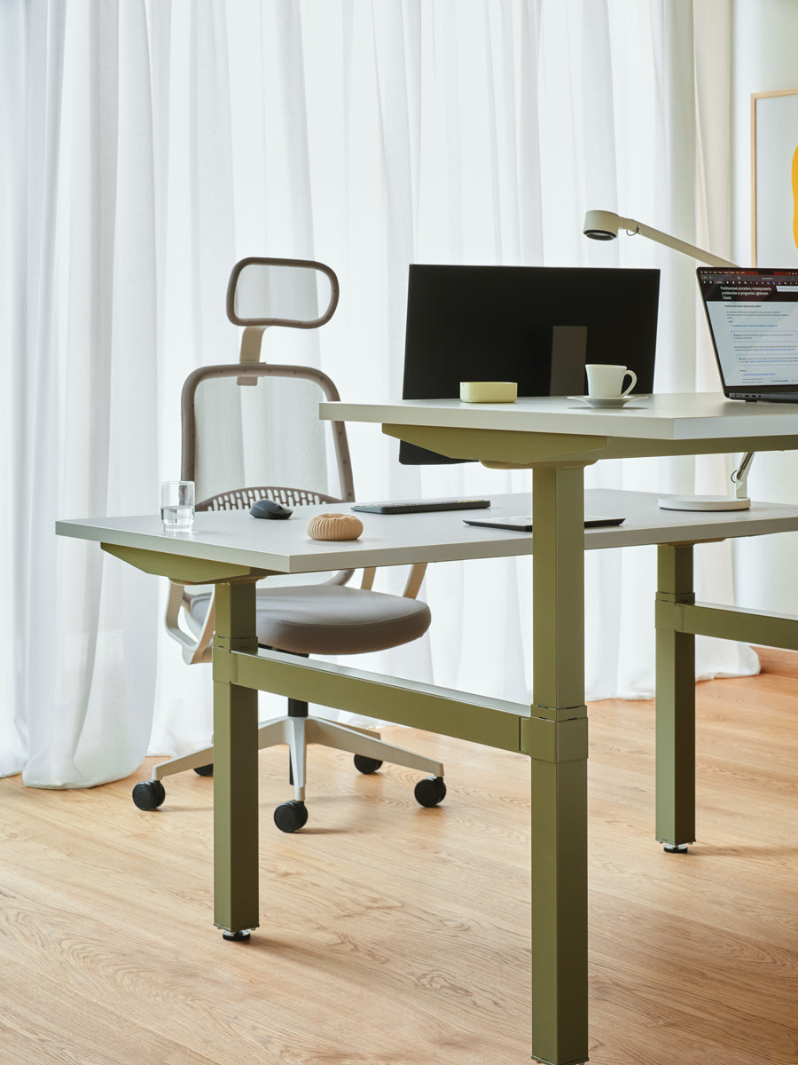 Ogi Drive Bench BOD672 - Doppelschreibtisch mit elektrischer Höhenverstellung, zweimotoriges Gestell in Honigeiche präsentiert im Onlineshop von KAQTU Design AG. Schreibtisch ist von Mdd