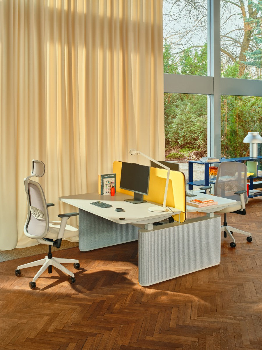 Ogi Drive Bench BODF718 - elektrisch höhenverstellbarer Bench mit Fußelementen aus Filz in Anthrazit präsentiert im Onlineshop von KAQTU Design AG. Schreibtisch ist von Mdd