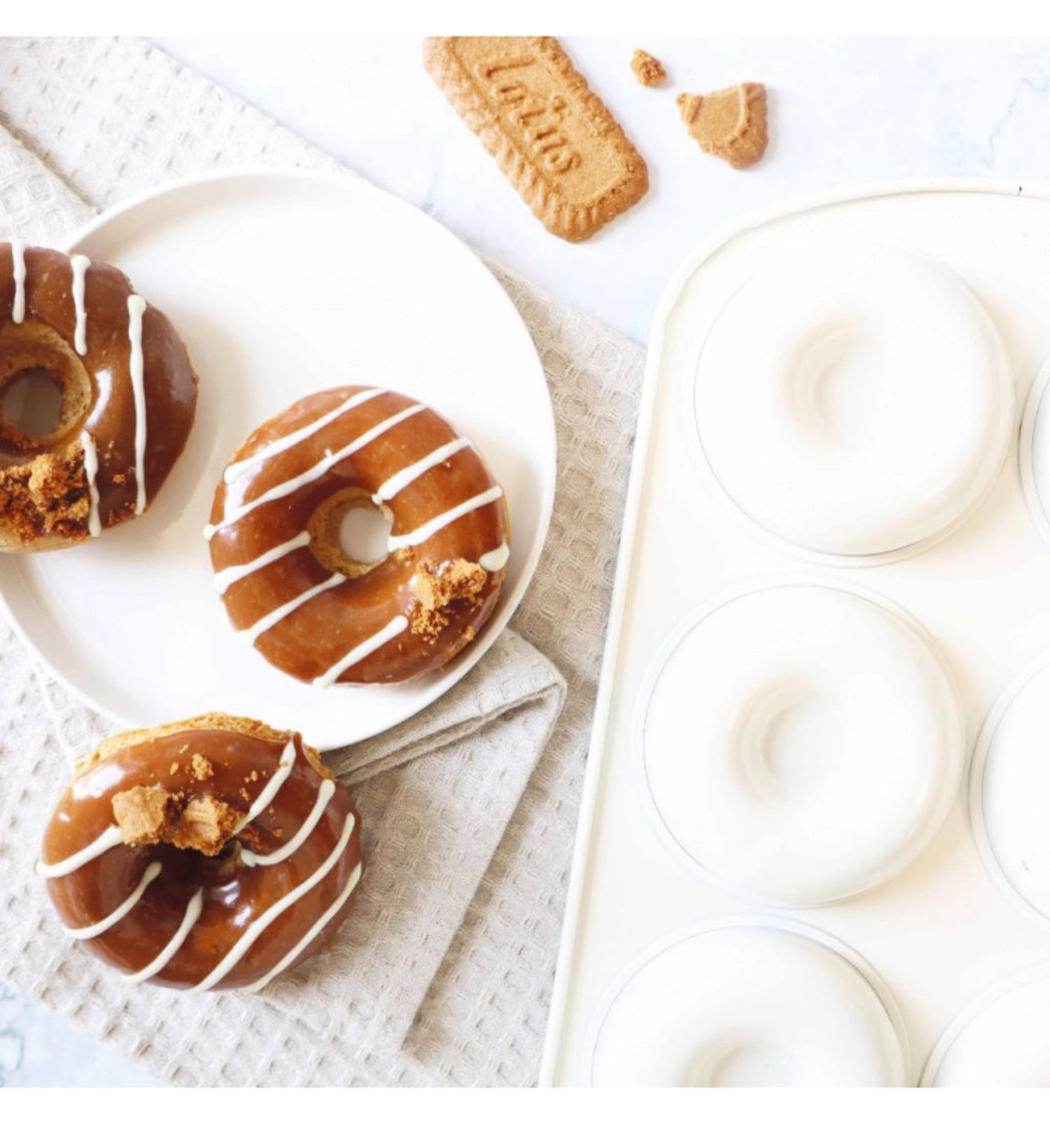Praktische Backform für 6 Donuts mit antihaftbeschichteter Oberfläche, perfekt für die Zubereitung von köstlichen, hausgemachten Donuts.