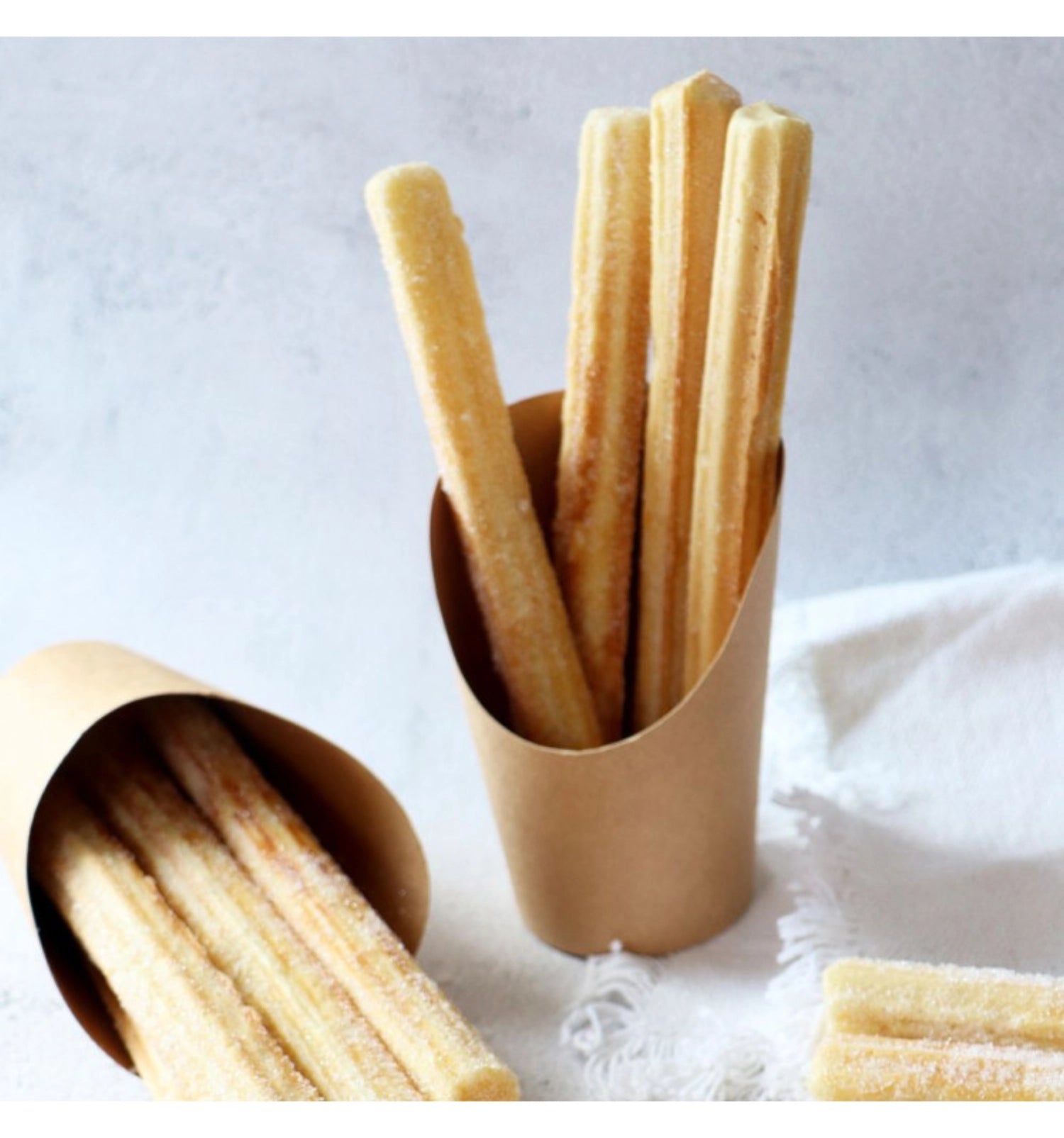 Sechs dekorative Becher im Bubble Waffle und Churro Stil von Scrap Cooking, perfekt für süße Leckereien und festliche Anlässe.