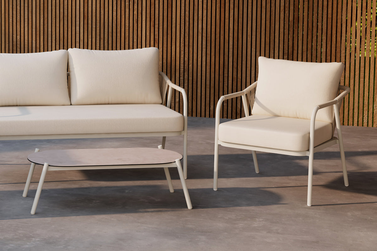 Modernes Sicily Lounge-Set von Venture Home: Robuster Aluminiumrahmen, gemütliche Polster und elegante Glasoberfläche für entspannte Stunden im Freien.