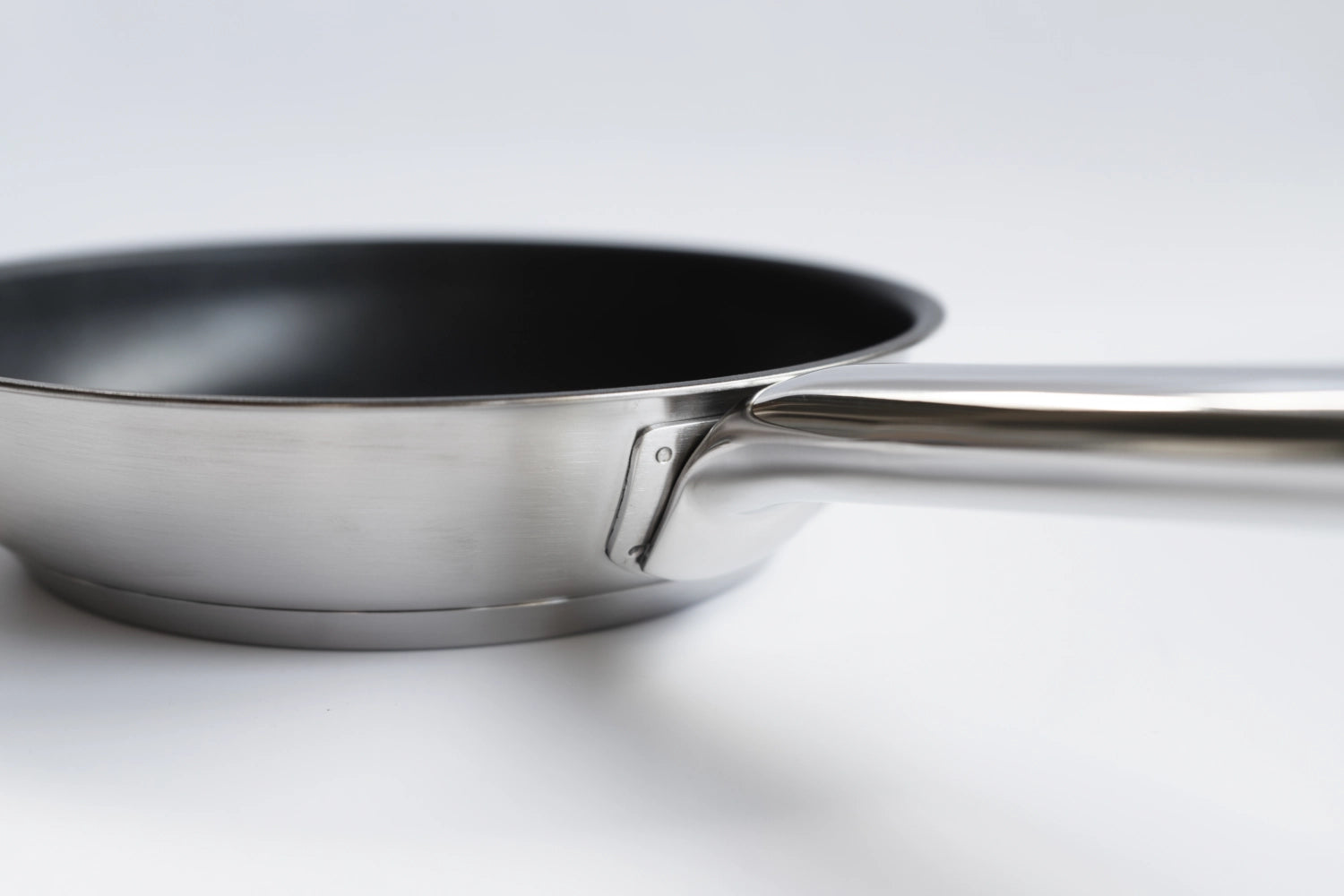Resto 3 Duraslide Bratpfanne 20cm von Demeyere, perfekt für fettfreies Braten, langlebige Qualität und modernes Design für jede Küche.