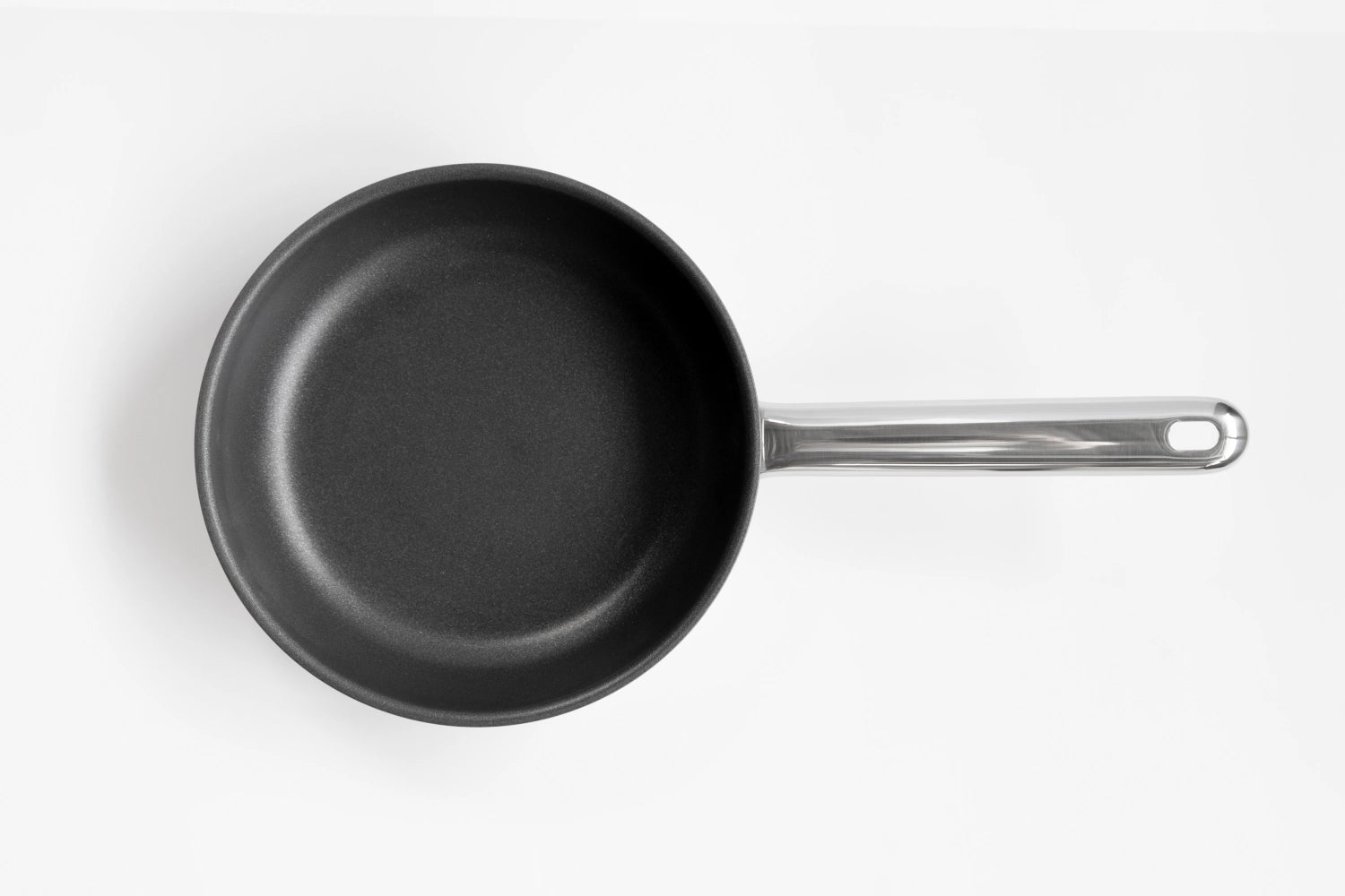 Hochwertige 28 cm Bratpfanne Resto 3 Duraslide von Demeyere, perfekt für fettfreies Kochen und ansprechende Präsentation in der Küche.