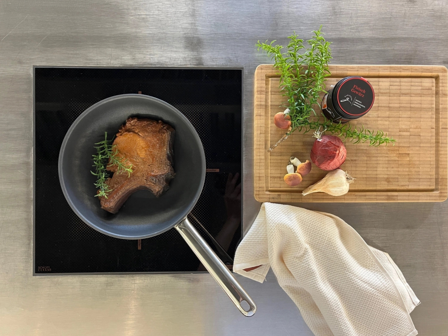 Resto 3 Duraslide Bratpfanne 32cm von Demeyere, elegante und langlebige Pfanne mit exzellenter Antihaftbeschichtung für müheloses Kochen.