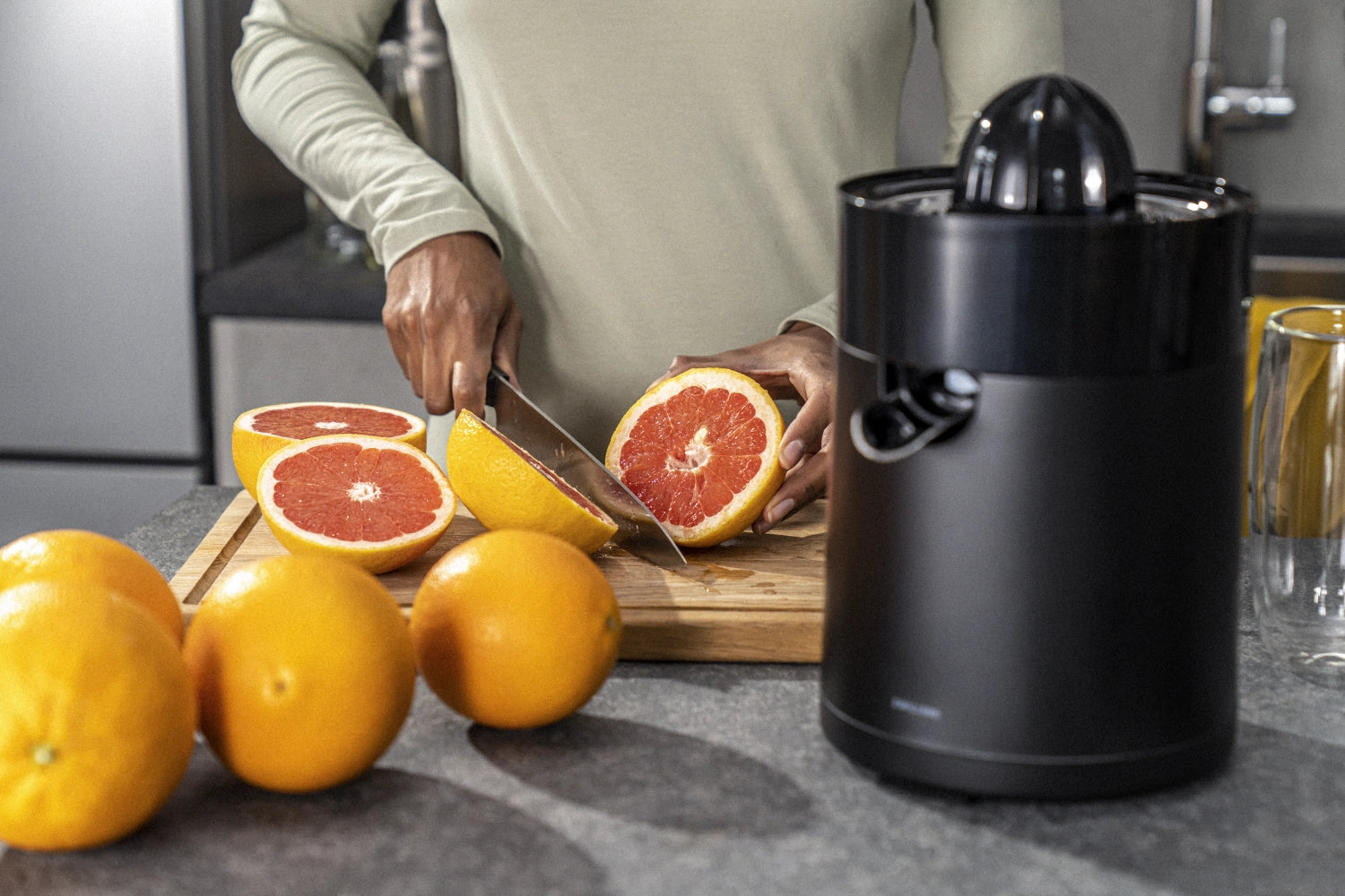 Elegante schwarze Enfinigy Zitruspresse von Zwilling, perfekt für frische Zitrussäfte. Funktionalität trifft auf modernes Design in der Küche.