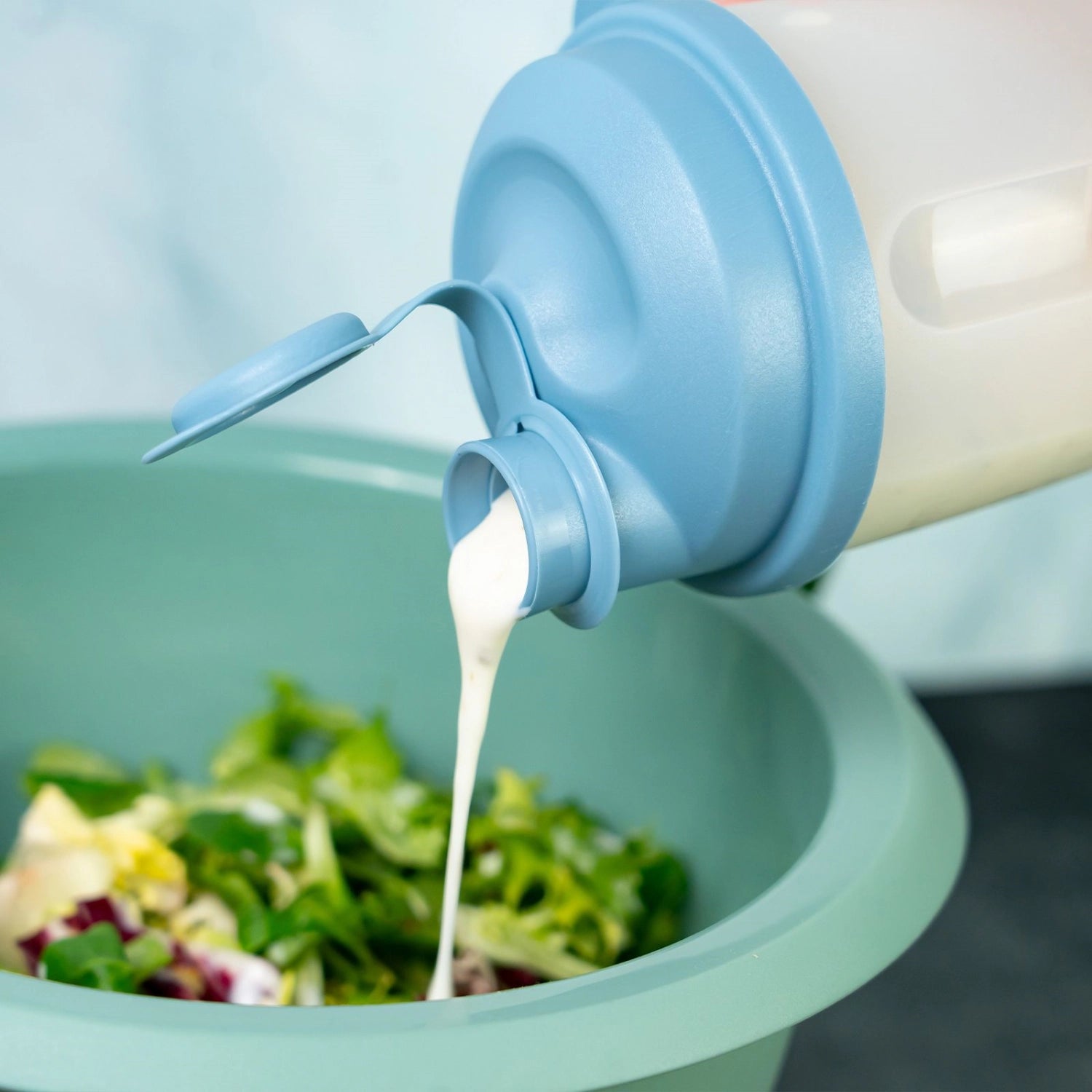 Blauer Mixery Dressingshaker von Westmark mit 0.5l Volumen – ideal zum Zubereiten und Servieren von köstlichen Dressings und Saucen.