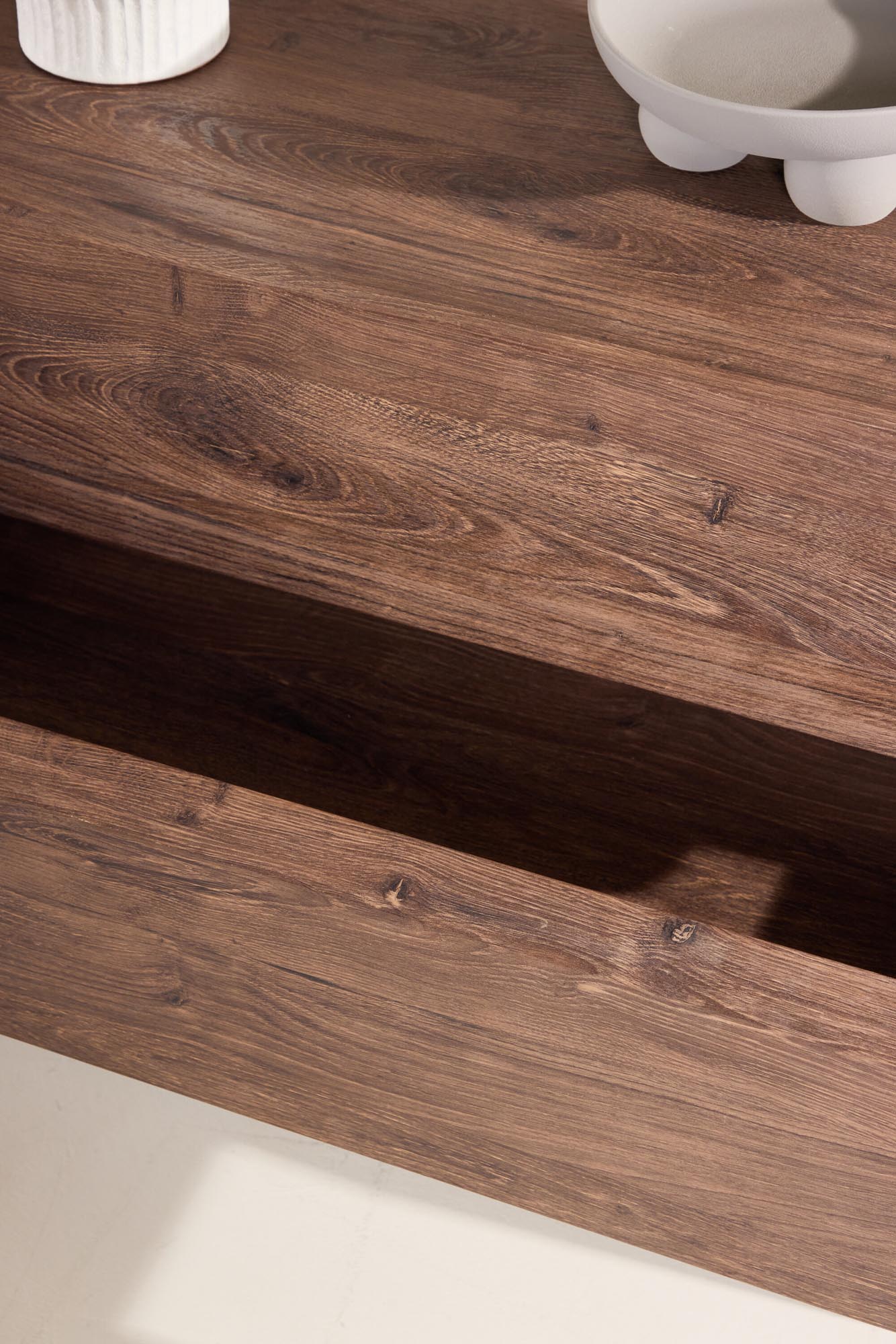Eleganter Nachttisch der Korpus-Kollektion von Venture Home, ideal für moderne Schlafzimmer, bietet funktionalen Stauraum und ansprechendes Design.