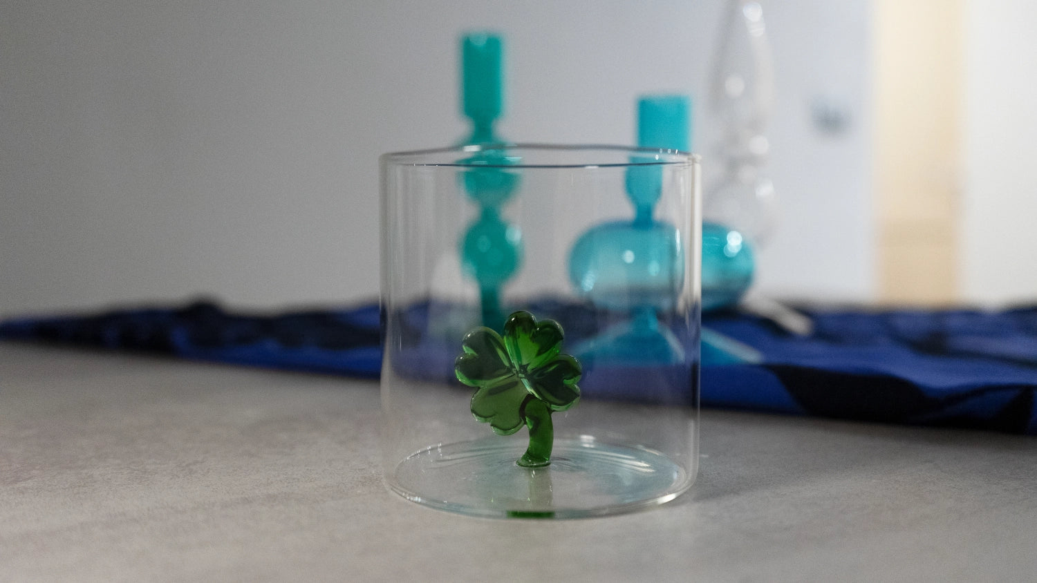 Elegantes 250ml Borosilikatglas mit Kleeblatt-Motiv, ideal für stilvolles Trinken. Hochwertige Verarbeitung von Easy Life.