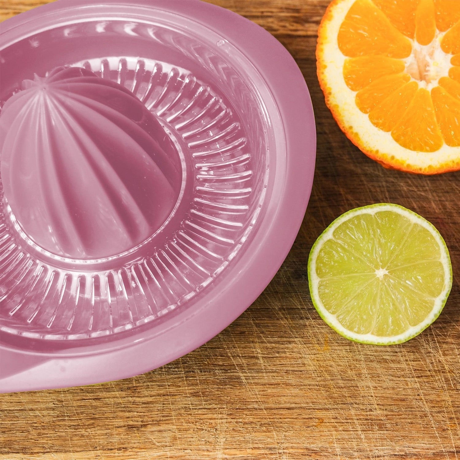 Stylische Limetta Zitrus- und Orangenpresse in Rosa, ideal für frische Säfte. Praktischer Küchenhelfer von Westmark, 0.5l Kapazität.