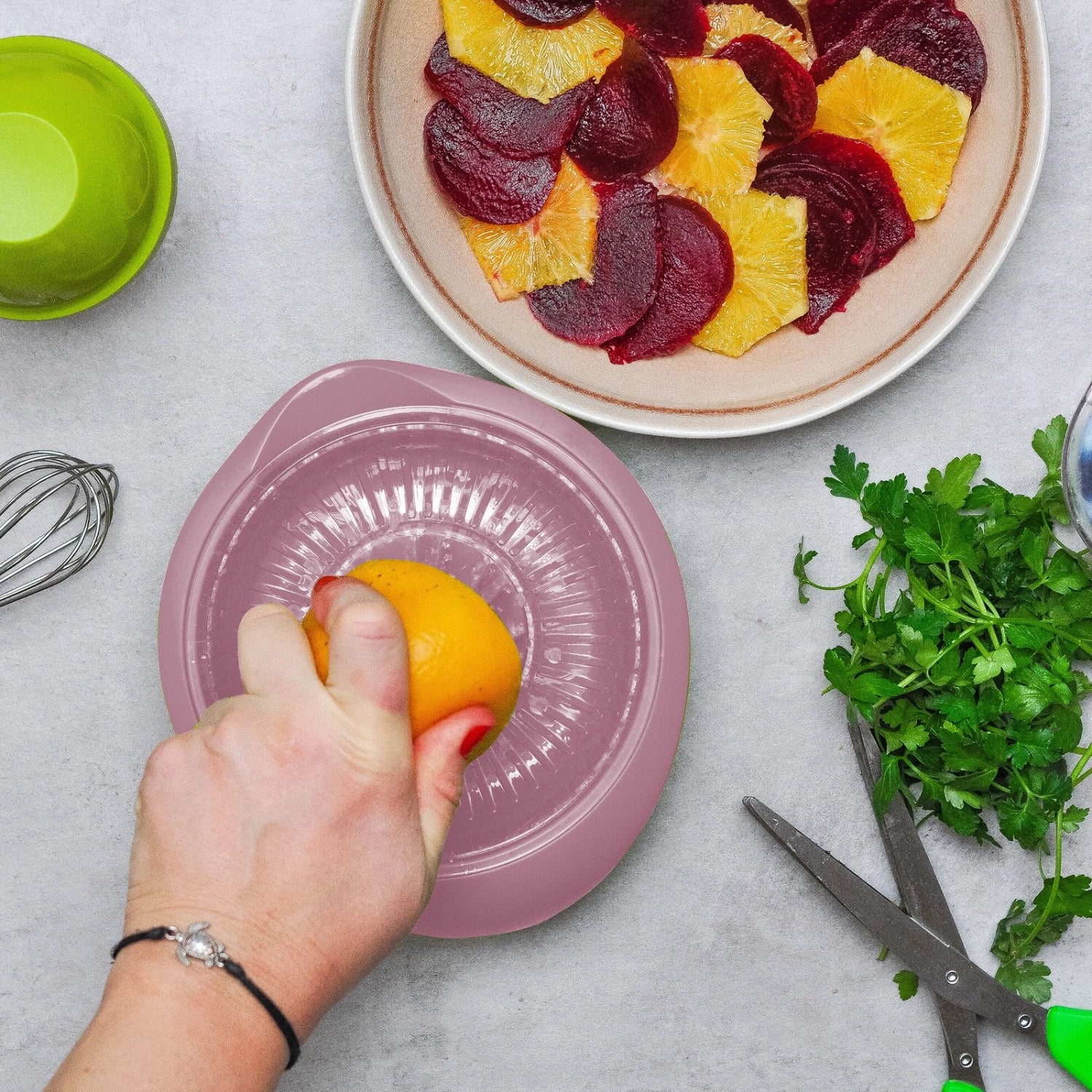 Moderne Limetta Zitrus- und Orangenpresse in ansprechendem Rosa, perfekt für die Zubereitung von erfrischenden Säften. 0.5l Fassungsvermögen.