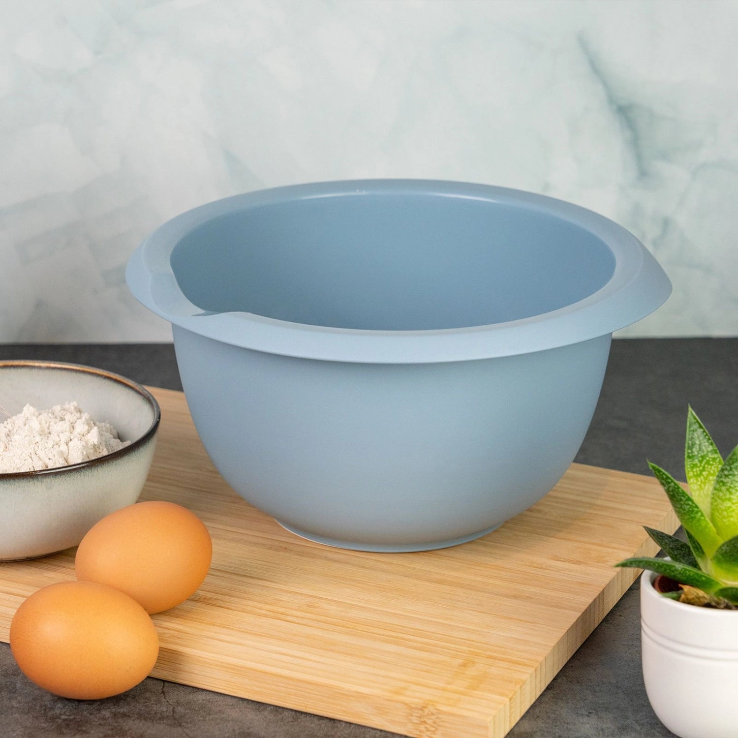 Hochwertige Rührschüssel in Blau mit 3,5 l Volumen von Westmark, perfekt für das Mischen und Rühren von Zutaten in der heimischen Küche.
