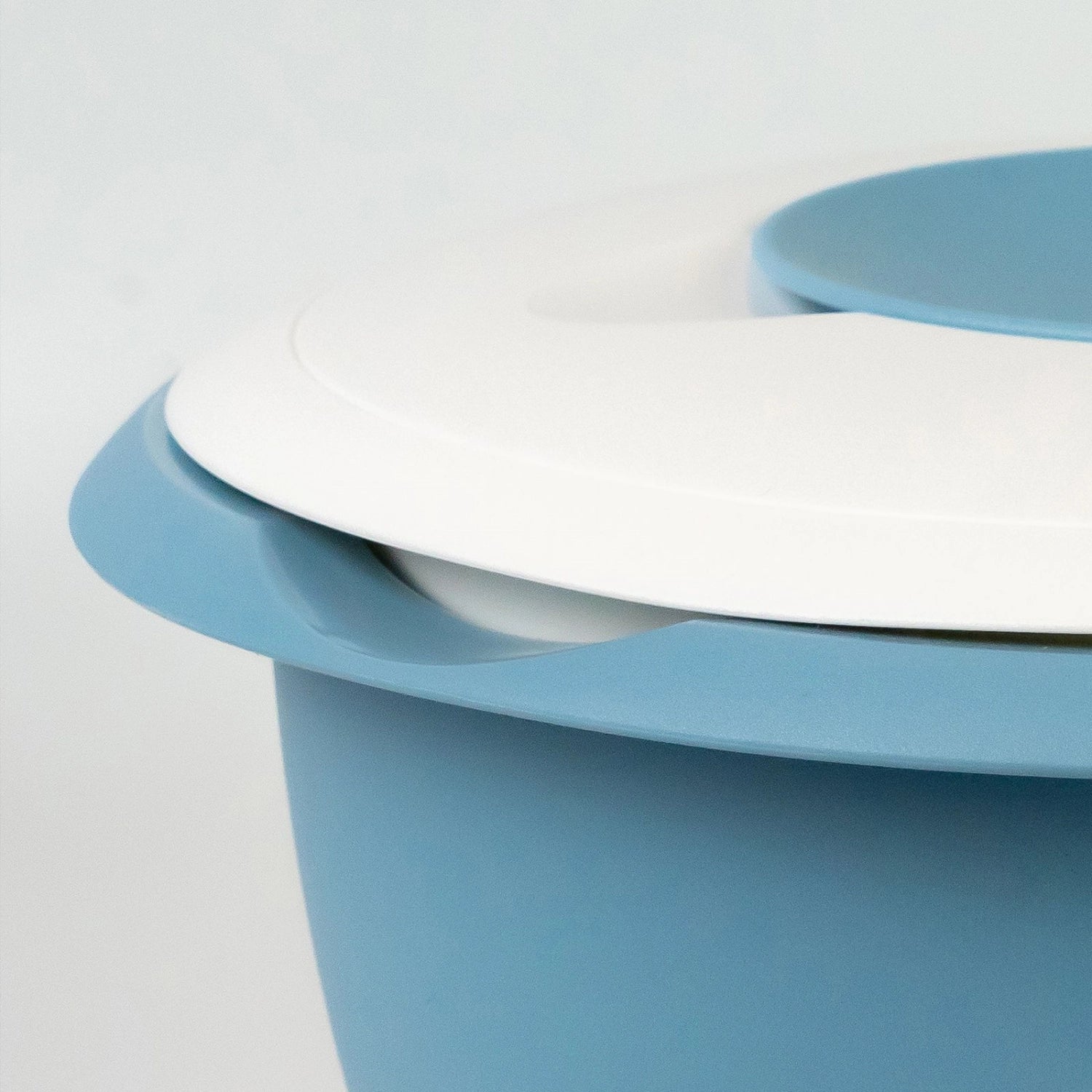 Funktionale Rührschüssel in elegantem Blau, 3,5 l, ausgestattet mit Spritzschutz für sauberes Arbeiten beim Kochen und Backen.
