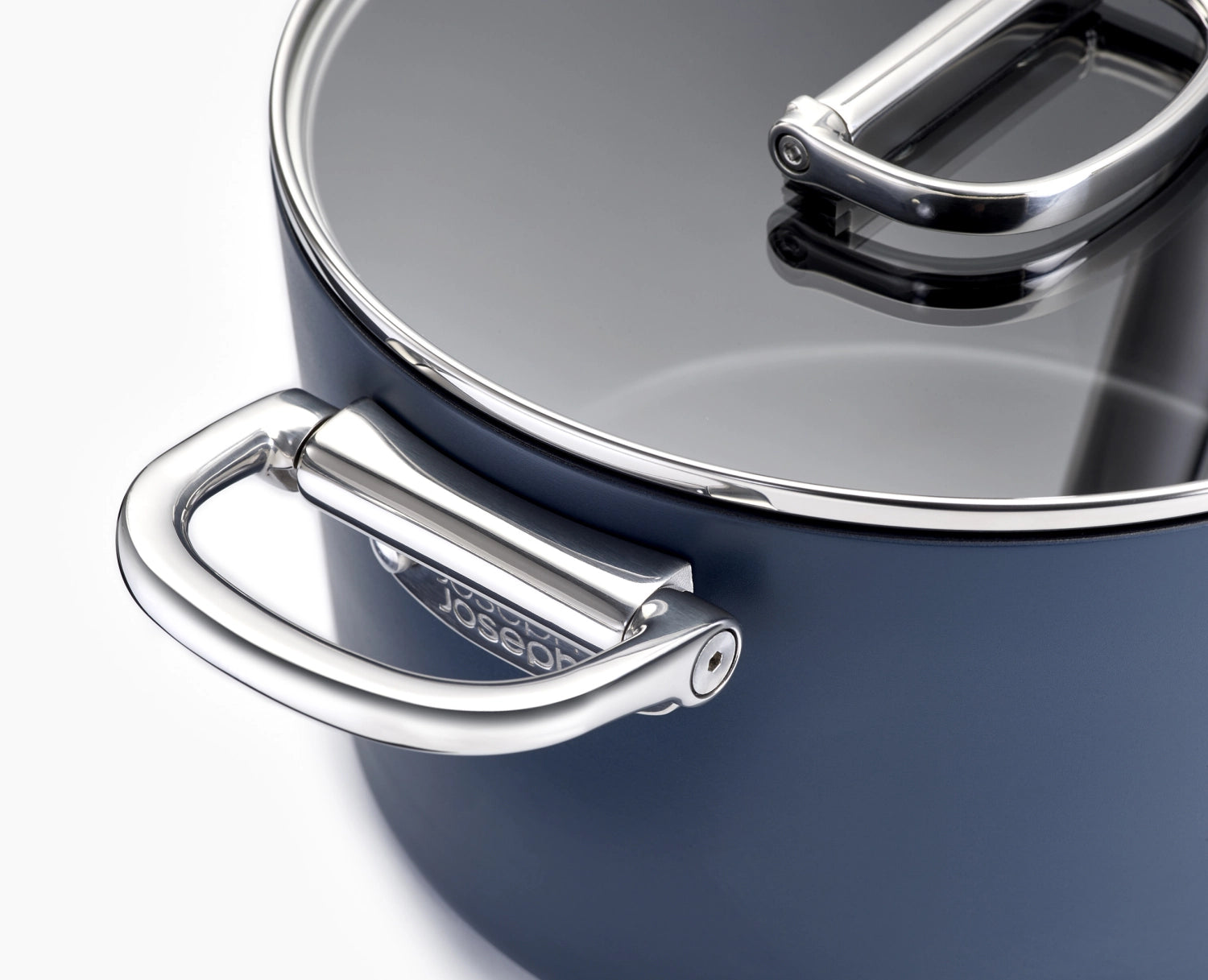 Moderne Stielkasserolle von Joseph Joseph mit 23 cm Durchmesser, klappbarem Griff und passendem Deckel – ideal für platzsparendes Kochen.