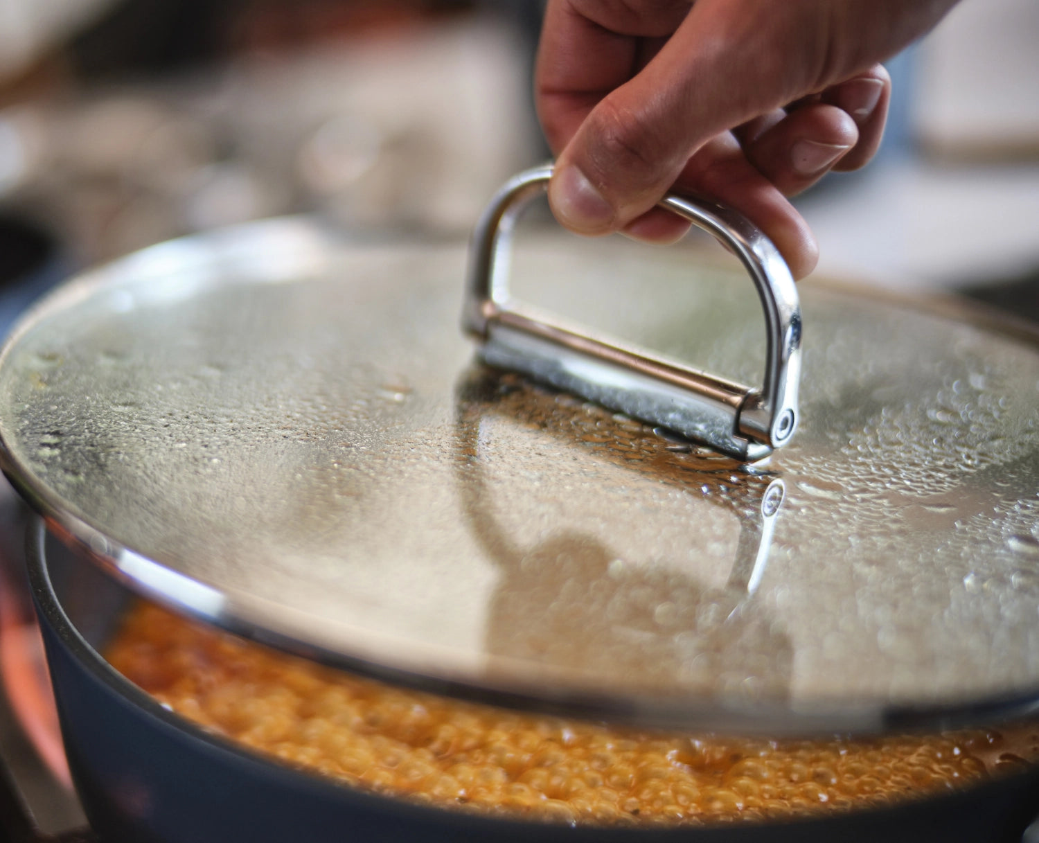 Praktische Stielkasserolle von Joseph Joseph mit 23 cm Durchmesser, klappbarem Griff und Deckel – perfekt für effizientes und platzsparendes Kochen.
