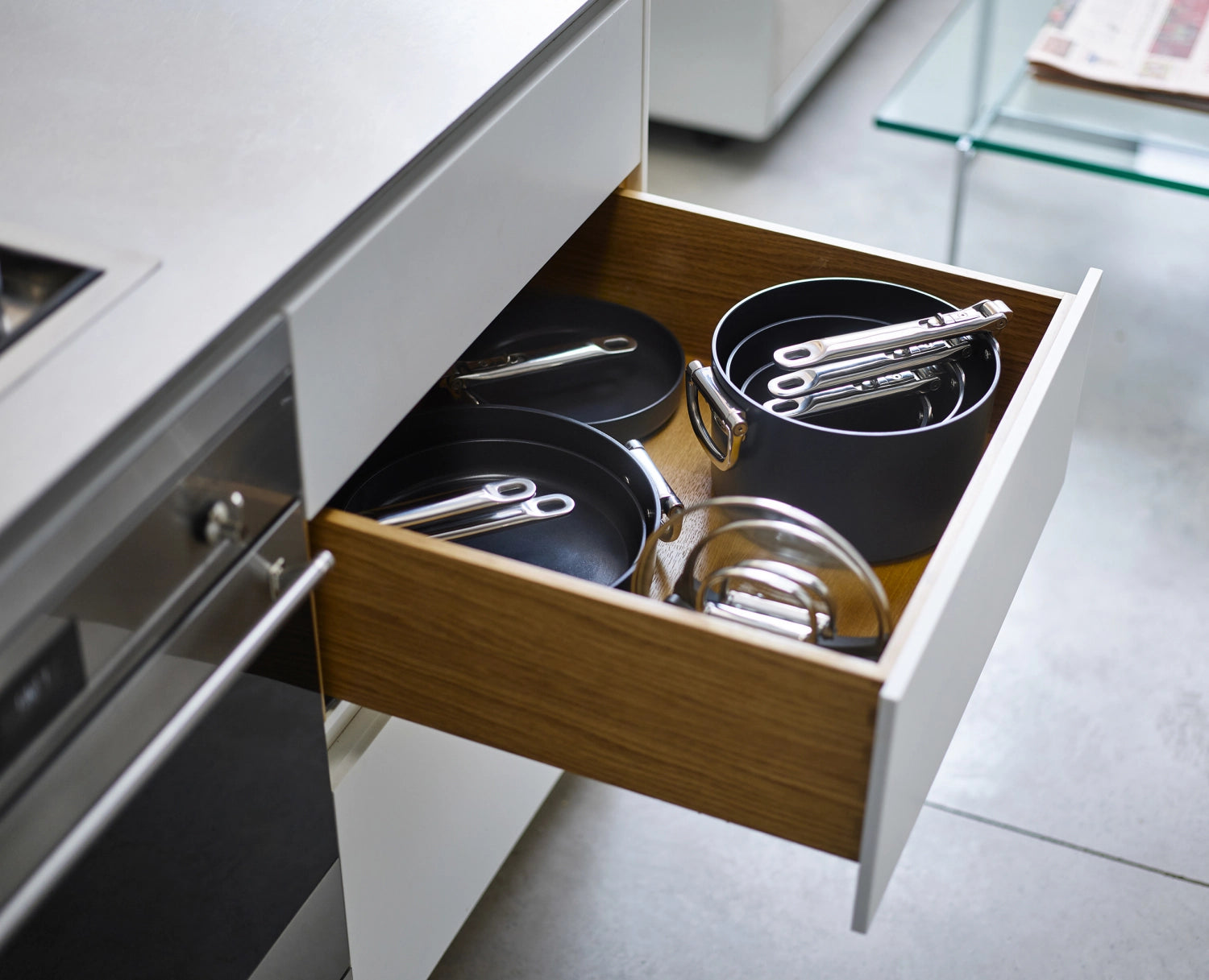Praktische Stielkasserolle von Joseph Joseph mit 23 cm Durchmesser, klappbarem Griff und Deckel – perfekt für effizientes Kochen und einfache Lagerung.