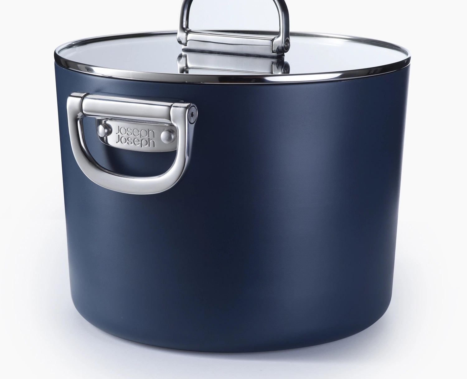 Eleganter Joseph Joseph Suppentopf mit klappbaren Griffen, 25 cm, ideal für effizientes Kochen und platzsparende Aufbewahrung in der Küche.