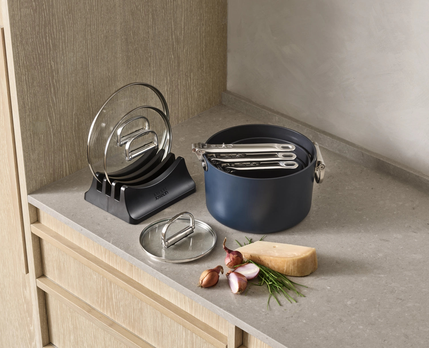 Drei-teiliges Space Pfannenset von Joseph Joseph in den Größen 15, 19 und 23 cm, ideal für vielseitiges Kochen und platzsparende Aufbewahrung.