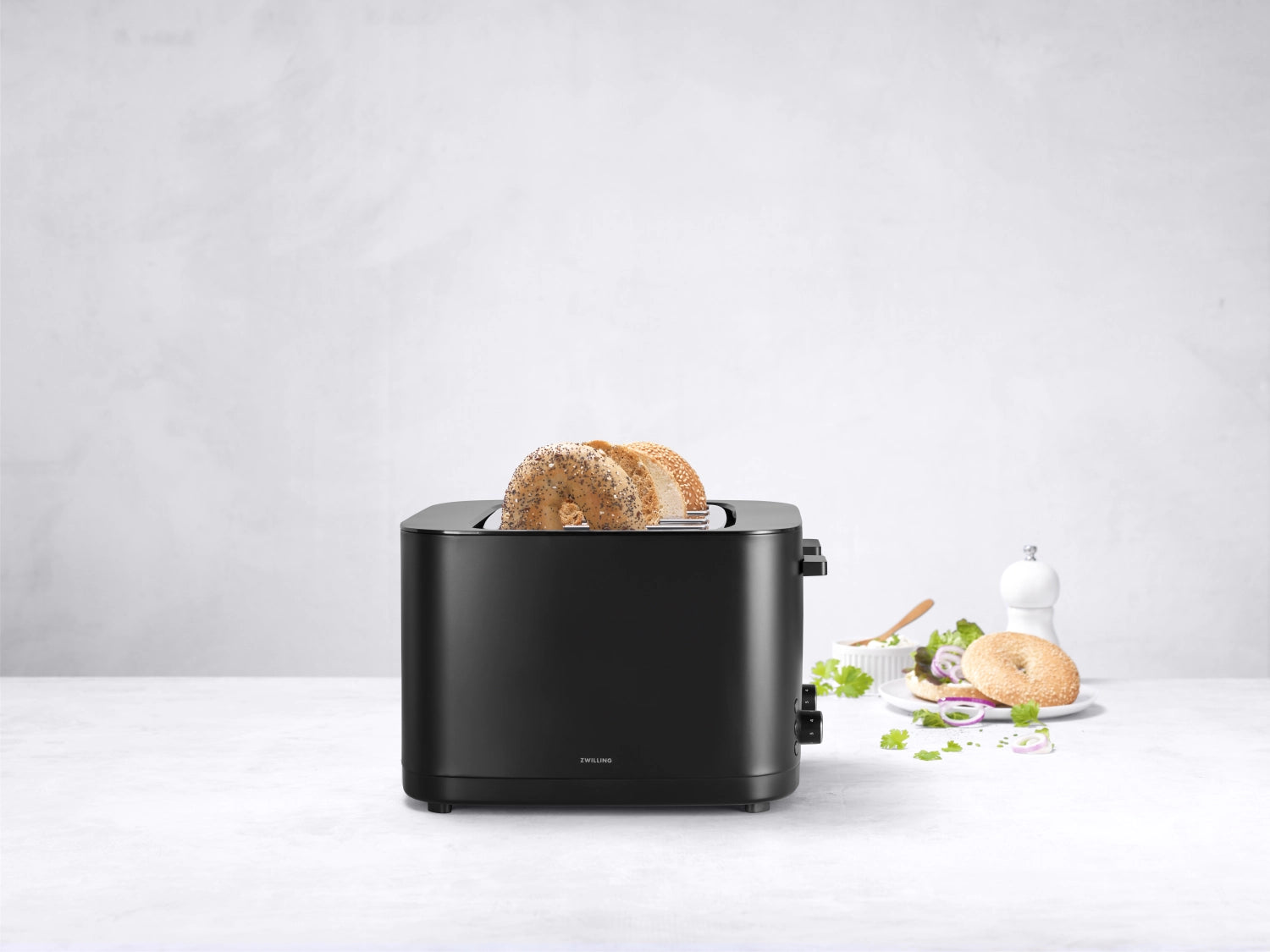 Eleganter schwarzer Toaster Enfinigy 2 von Zwilling mit praktischem Brötchenaufsatz, ideal für knusprige Toasts und leckere Frühstücksvariationen.