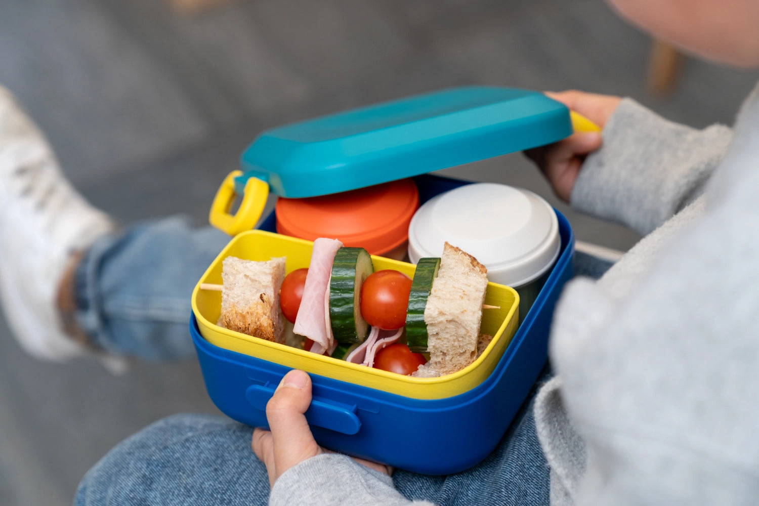Rikko Lunchbox PP in Midnight Lagoon, praktische und stilvolle Lunchbox von Amuse, ideal für Schule und Büro, mit ansprechendem Design.