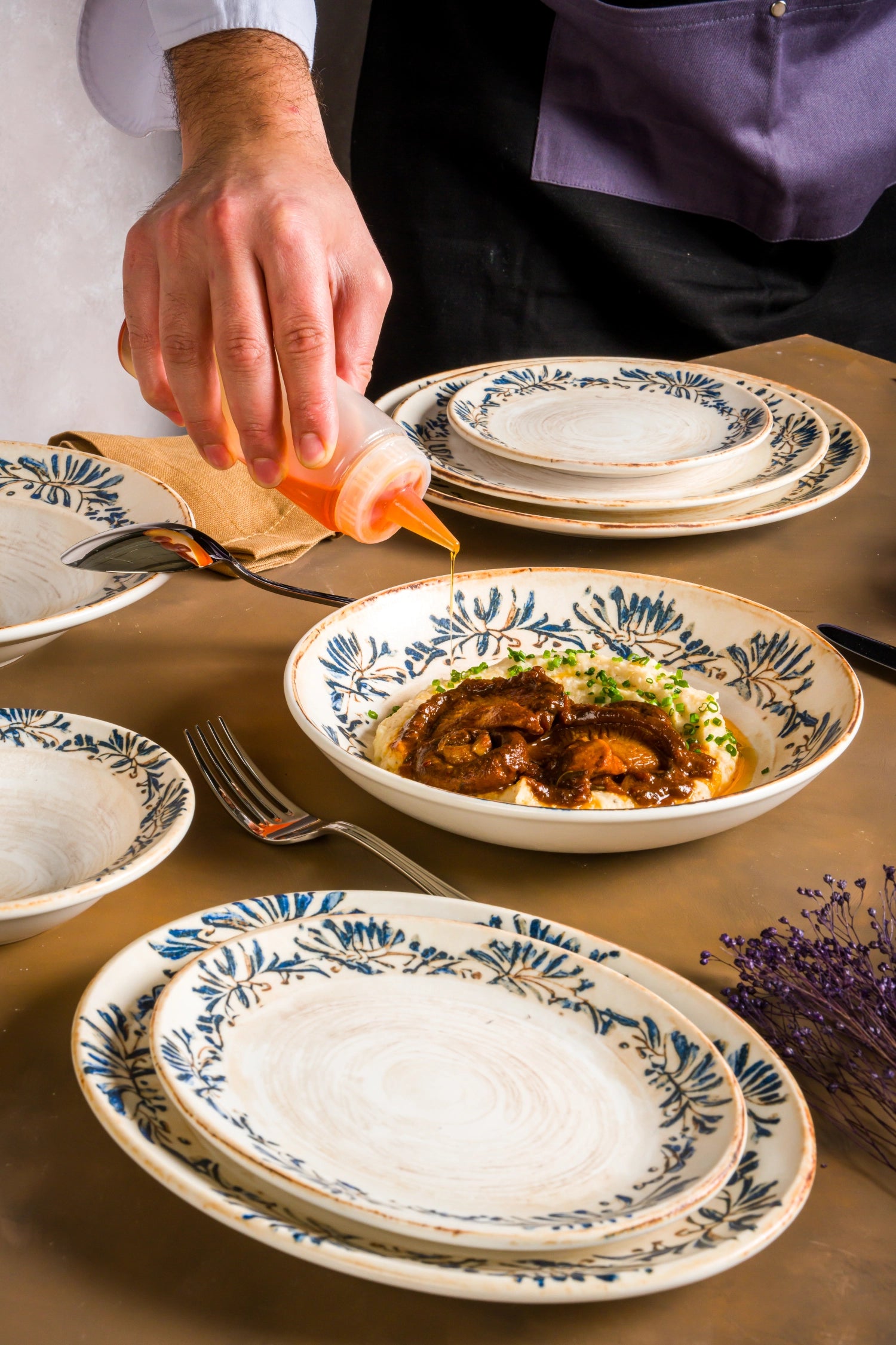 Stilvoller flacher Teller mit 27 cm Durchmesser aus der Grandma Gourmet Kollektion von Bonna, ideal für besondere Anlässe und kreative Servierideen.