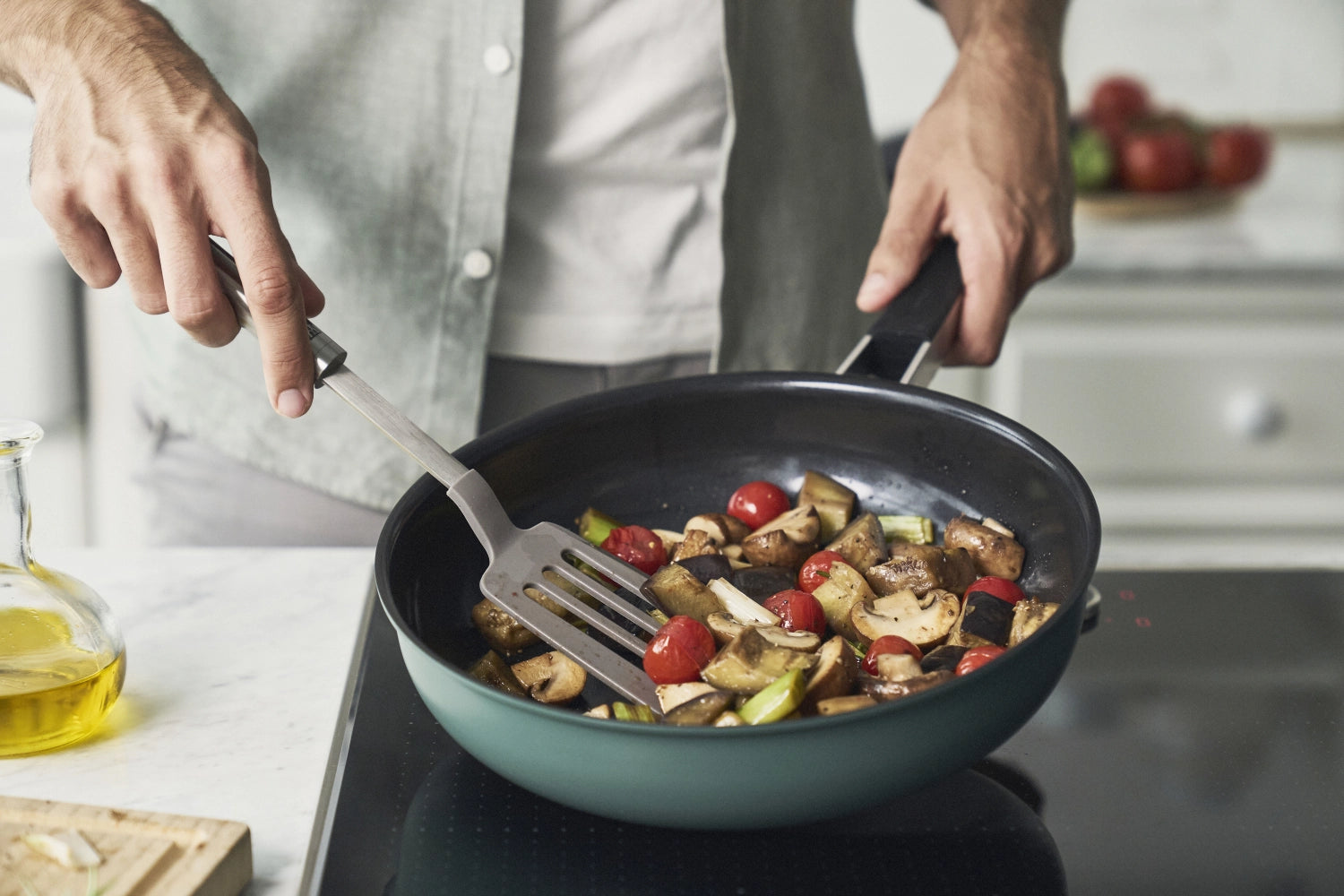 Hochwertige 28 cm große Bratpfanne in elegantem Grün von Zwilling, ideal für gesundes Braten und Kochen, langlebig und pflegeleicht.