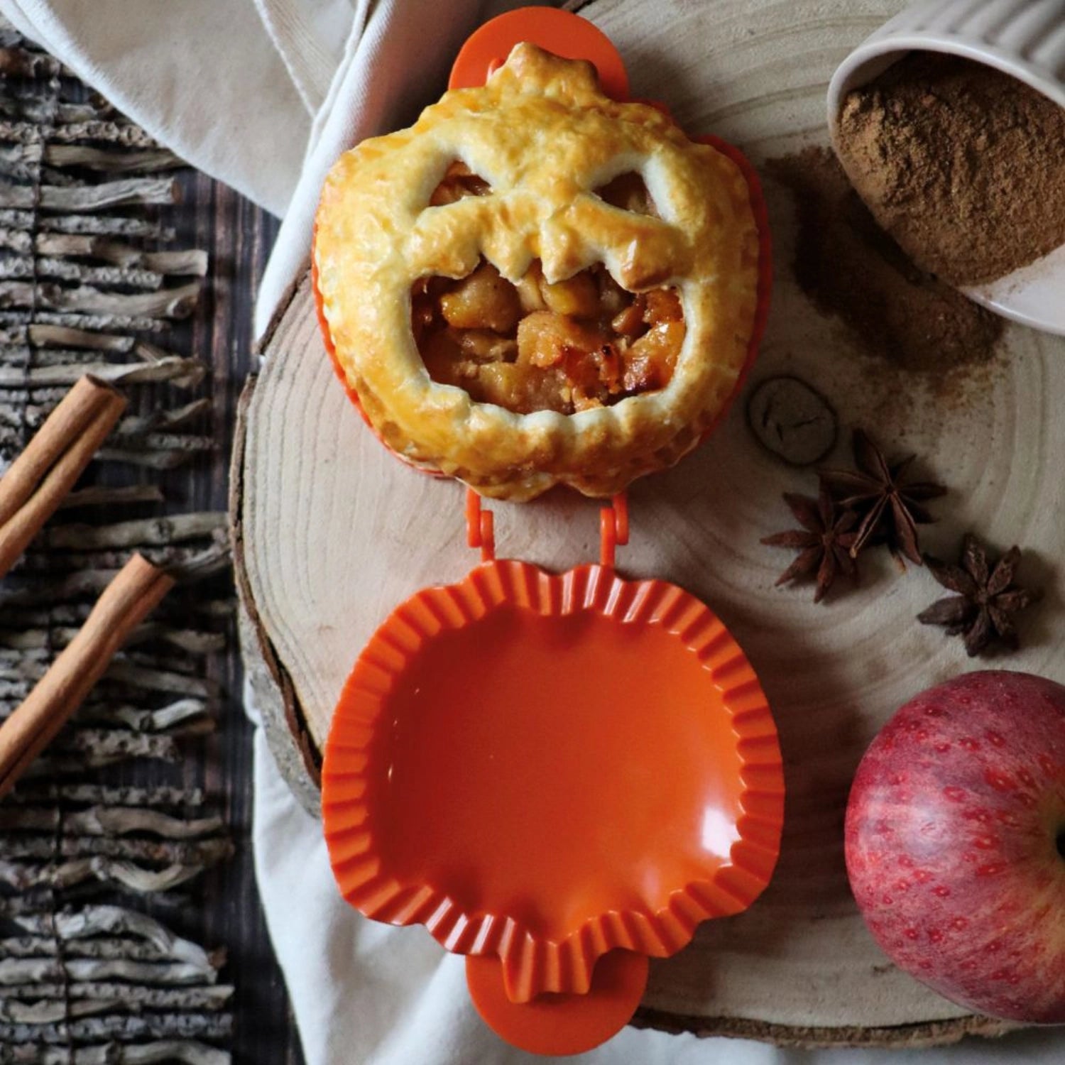 Kreativer Teigformer in Form eines Halloween-Geisterkürbisses von Scrap Cooking, perfekt für festliche Backideen und Halloween-Feiern.