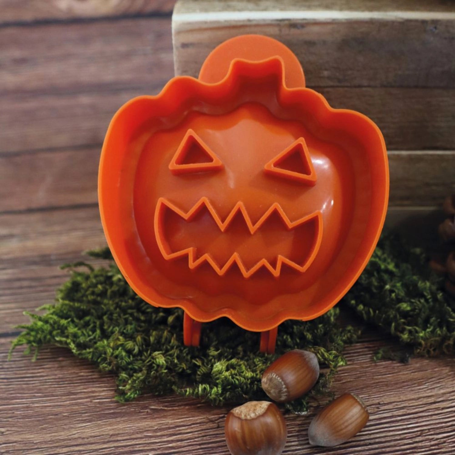 Kreativer Teigformer in Form eines Halloween-Geisterkürbisses von Scrap Cooking, perfekt für festliche Backideen und Halloween-Feiern.