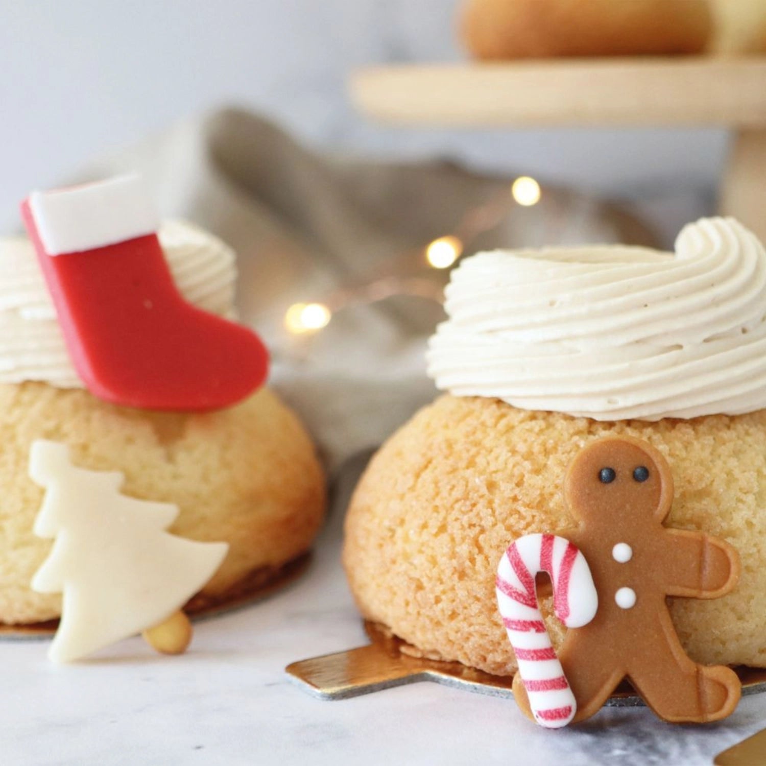 Bunte Marzipandekor-Weihnachtsfiguren in einer 33g Packung von Scrap Cooking, ideal zum Verzieren von Weihnachtsgebäck und Desserts.