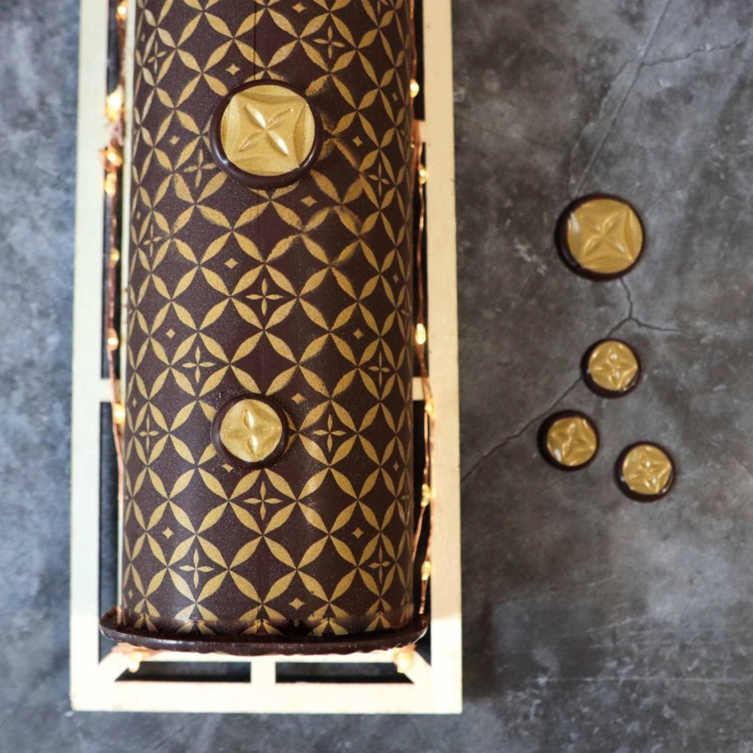 Zwei stilvolle Transferbögen in Gold, aromatisiert mit Schokolade, ideal für die kreative Dekoration von Torten und Backwaren.